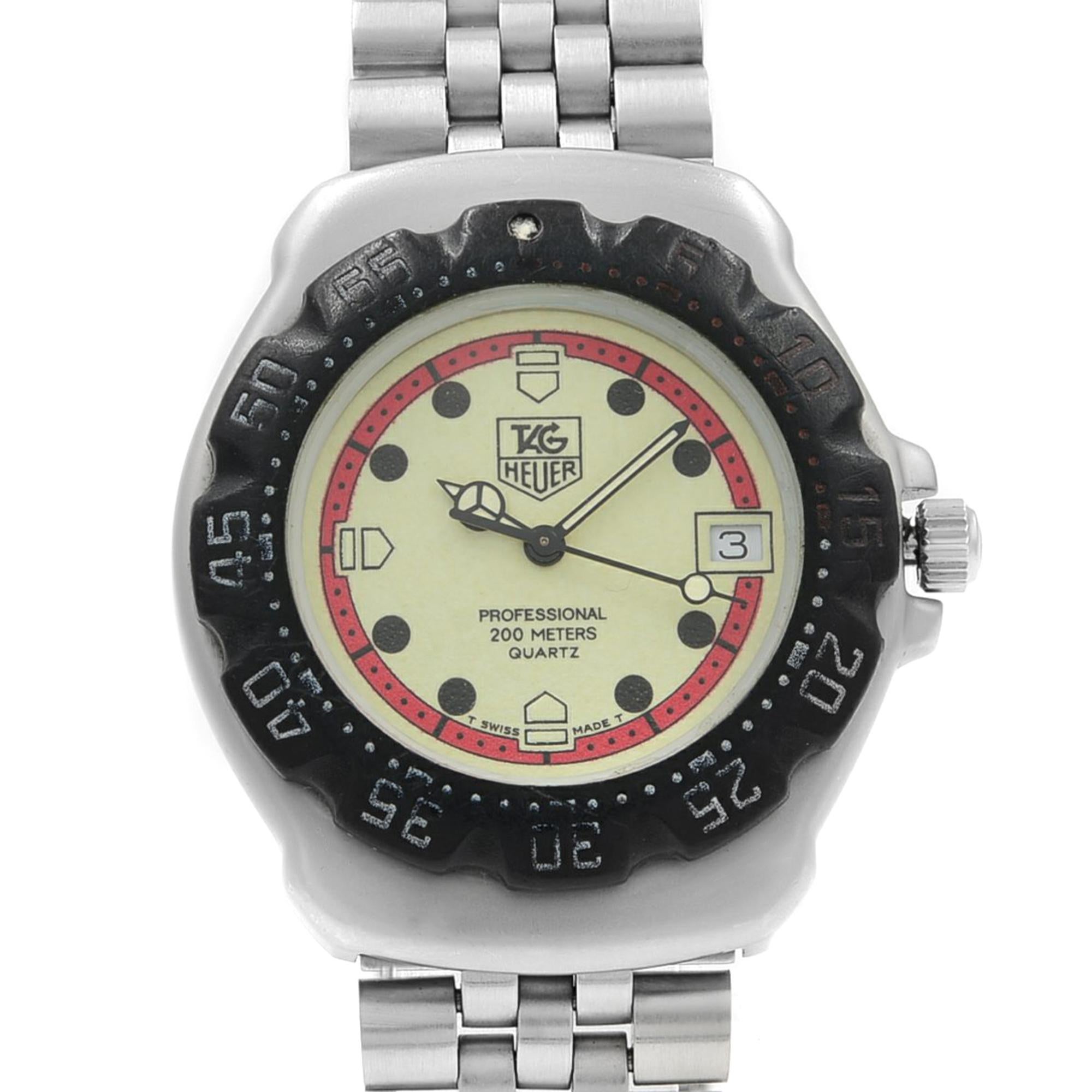 This pre-owned TAG Heuer Formula 1 371.513 is a beautiful Unisex timepiece that is powered by a quartz movement which is cased in a stainless steel case. It has a round shape face, date dial and has hand dots style markers. It is completed with a