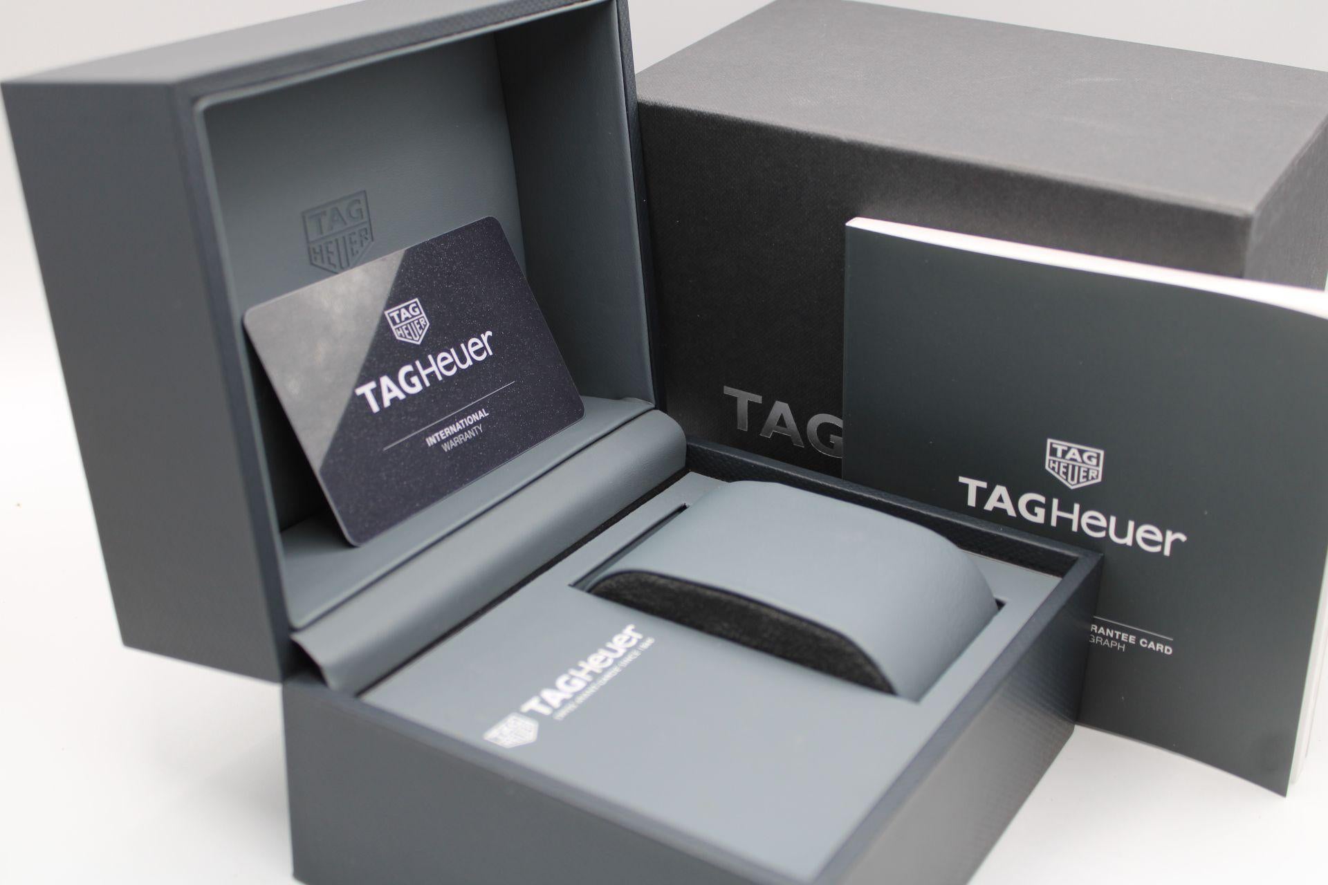 This Tag Heuer Formula 1 is presented in excellent working order and condition, accompanied by its inner and outer boxes, manual and warranty card dated October 2021.

This Tag Heuer, model CAZ1010, features a 43mm stainless steel case, black