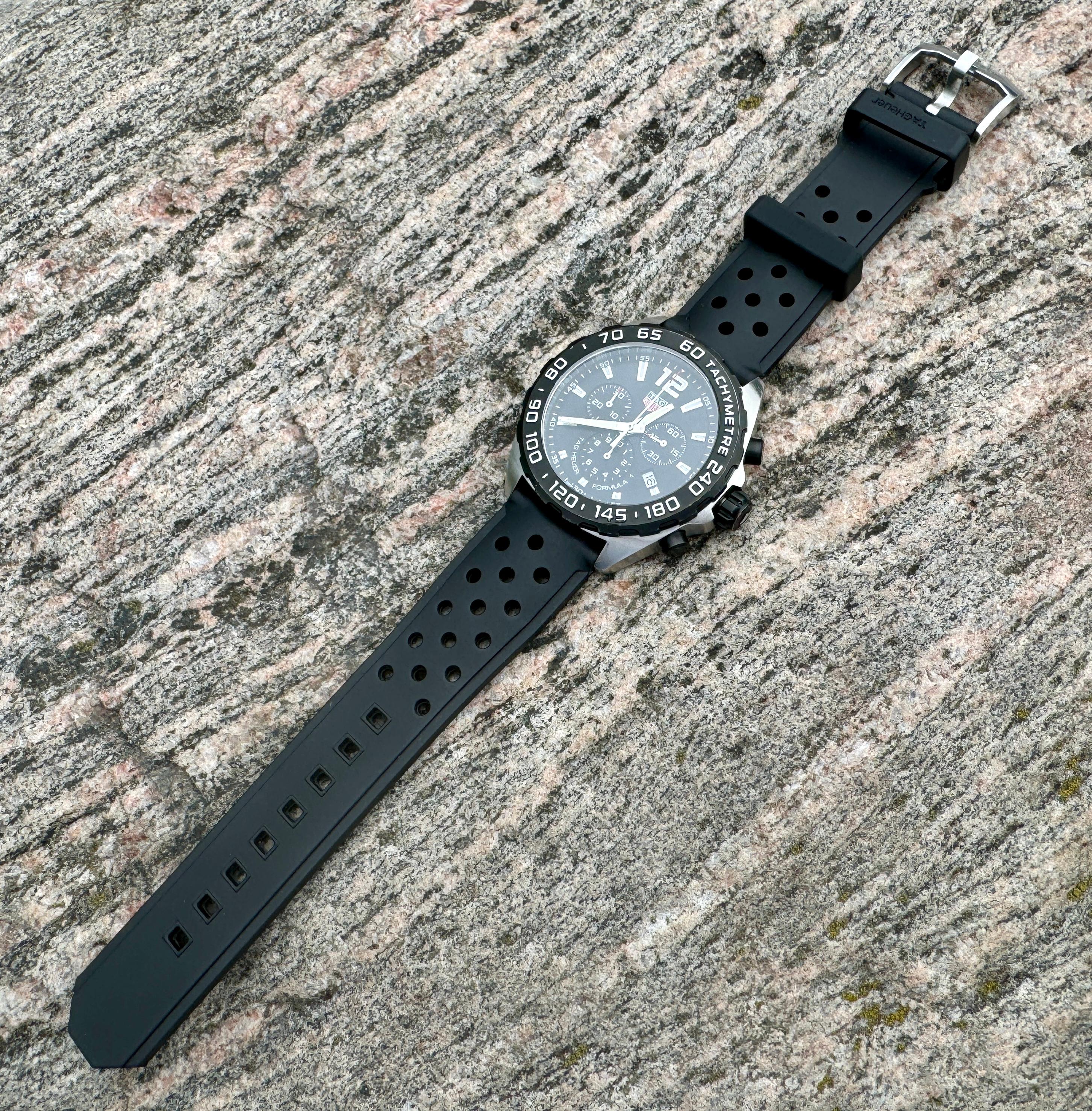 Brand: TAG Heuer

Model: Formula 1

Reference Number: CAZ1010

Country Of Manufacture: Switzerland

Movement: Quartz

Case Material: Stainless steel

Measurements : Case width: 43 mm. (without crown)

Band Type : Rubber

Band Condition : In