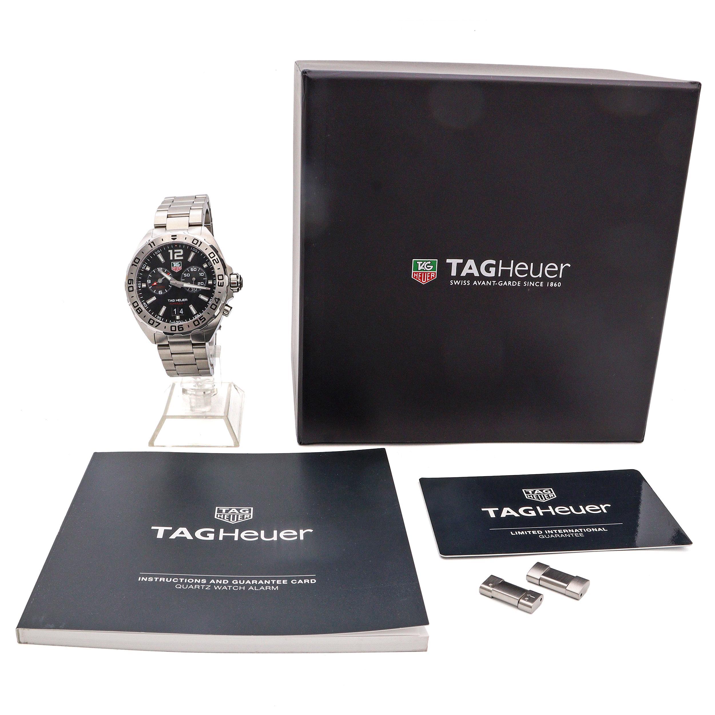 Die auf Präzision und Leistung ausgelegte TAG Heuer Formula 1 Ref. WAZ111A ist ein kühner und sportlicher Chronograph, der mit einem aktiven Lebensstil Schritt halten kann. Der Zeitmesser mit robustem Edelstahlgehäuse und passendem Armband verfügt