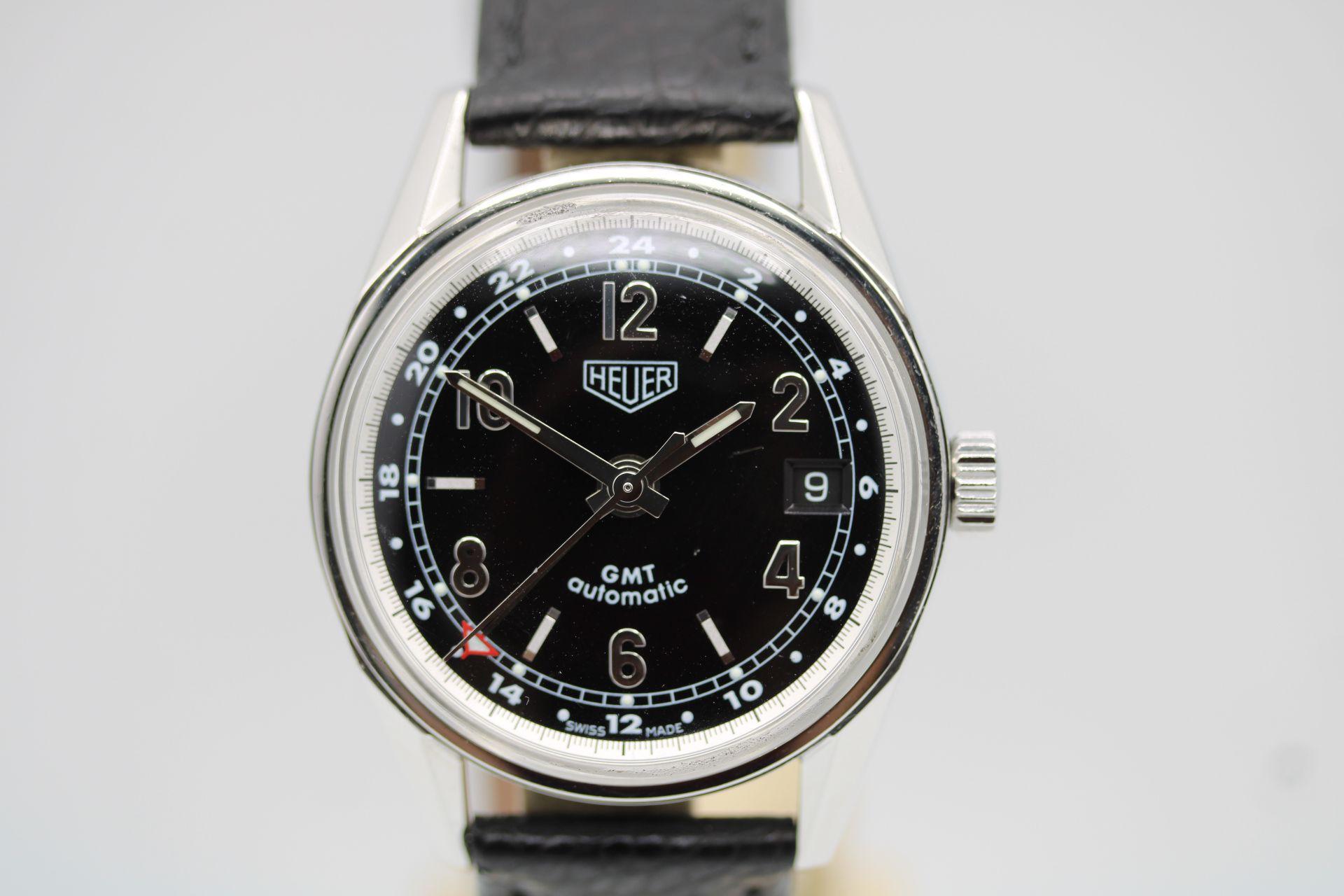 Diese  Tag Heuer  - Heuer Carrera GMT 1964 Re-Edition WS2113A  ist eine wunderschön gefertigte Re-Edition einer klassischen Heuer aus den 1960er Jahren. Diese Hommage an das Originalmodell wurde von Tag Heuer um das Jahr 2000 herausgebracht und