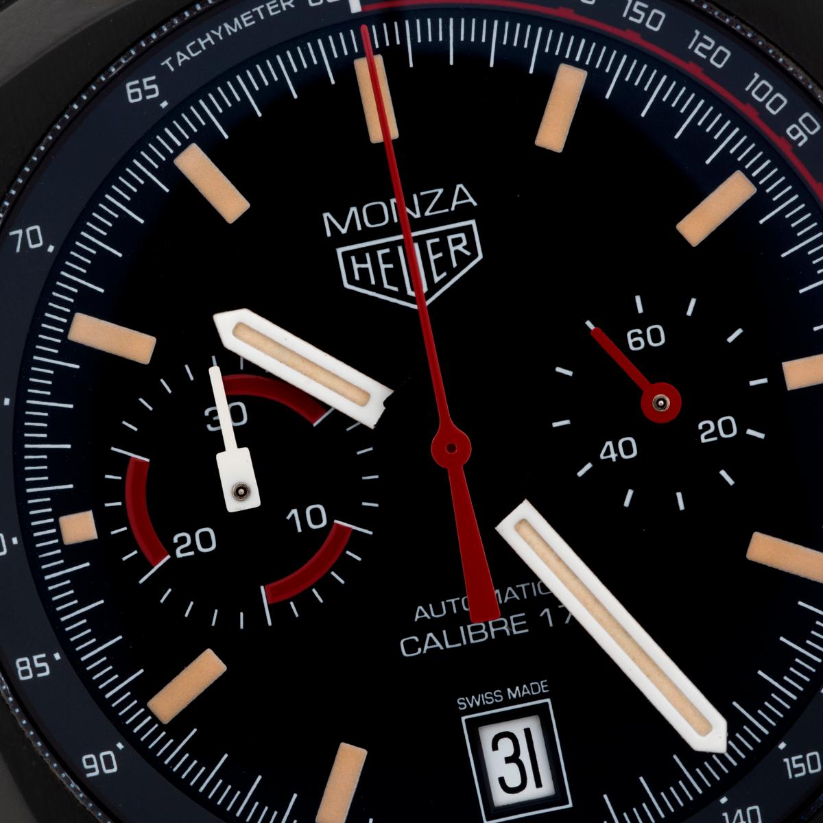 Unsere Tag Heuer / Heuer Monza-Neuauflage, Referenz CR2080. FC6375 wurde zur Feier des 40-jährigen Bestehens der Heuer Monza produziert und 2016 auf den Markt gebracht. Sie verfügt über ein 42-mm-Gehäuse aus PVD-geschwärztem Titan mit Stahldrückern,