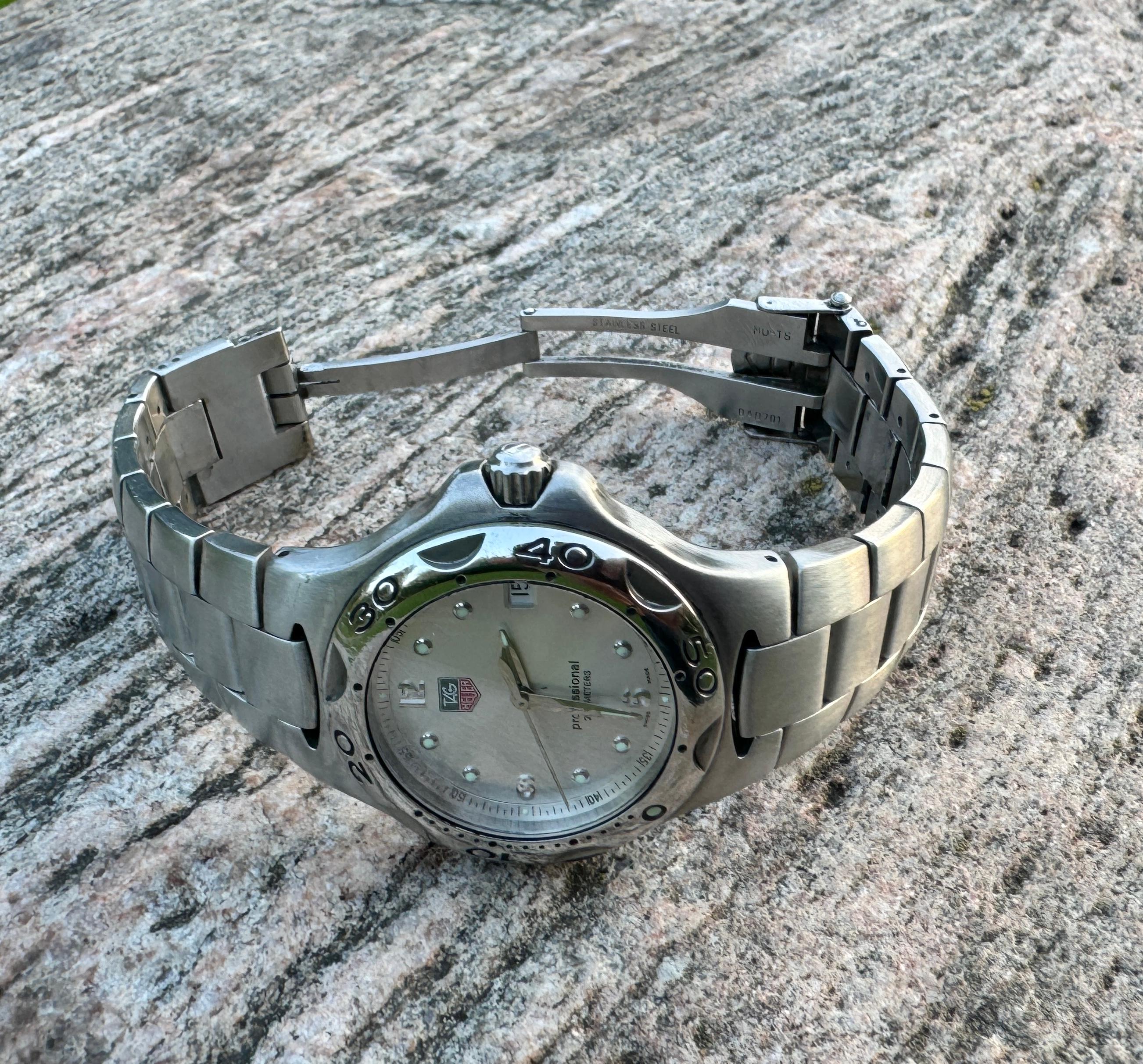 Marke: TAG HEUER

Modell: Professionell

Referenznummer: WL1114-0

Land der Herstellung: Schweiz

Uhrwerk: Quarz

MATERIAL des Gehäuses: Rostfreier Stahl

Abmessungen: Gehäusebreite: 34 mm. (ohne Krone)

Band Typ : Rostfreier Stahl

Band Zustand: In