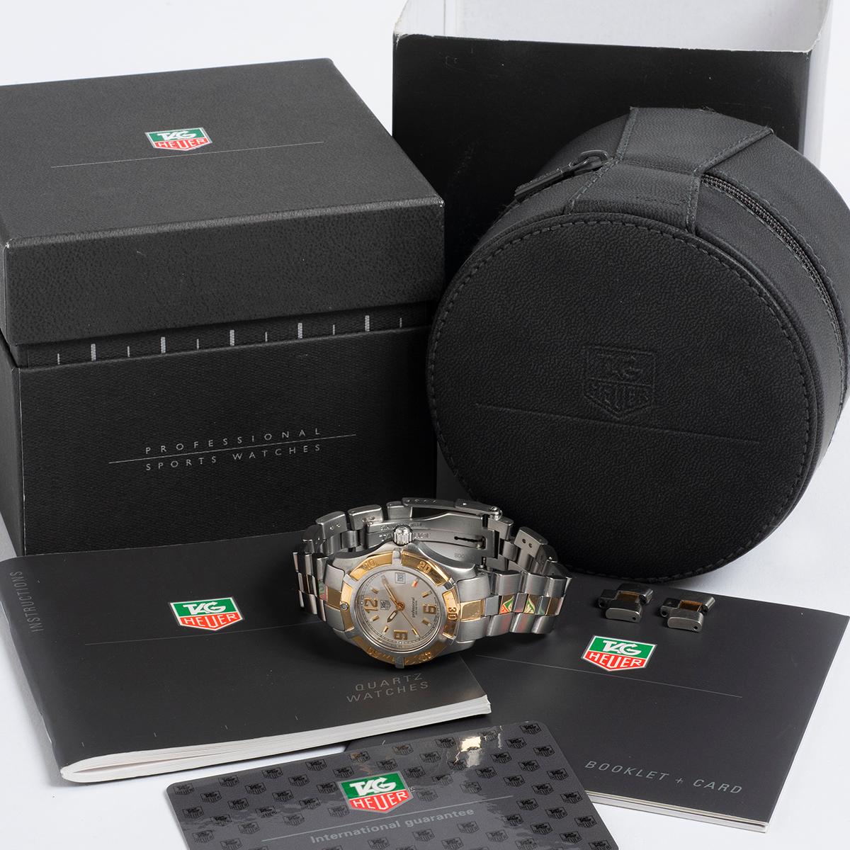 Nuestro Tag Heuer Ladies 2000 Exclusive es un inusual cuarzo de referencia WN1353 con caja y brazalete de 29 mm de oro amarillo y acero inoxidable con esfera gris y bisel giratorio. Presentado en excelentes condiciones con sólo ligeros signos de