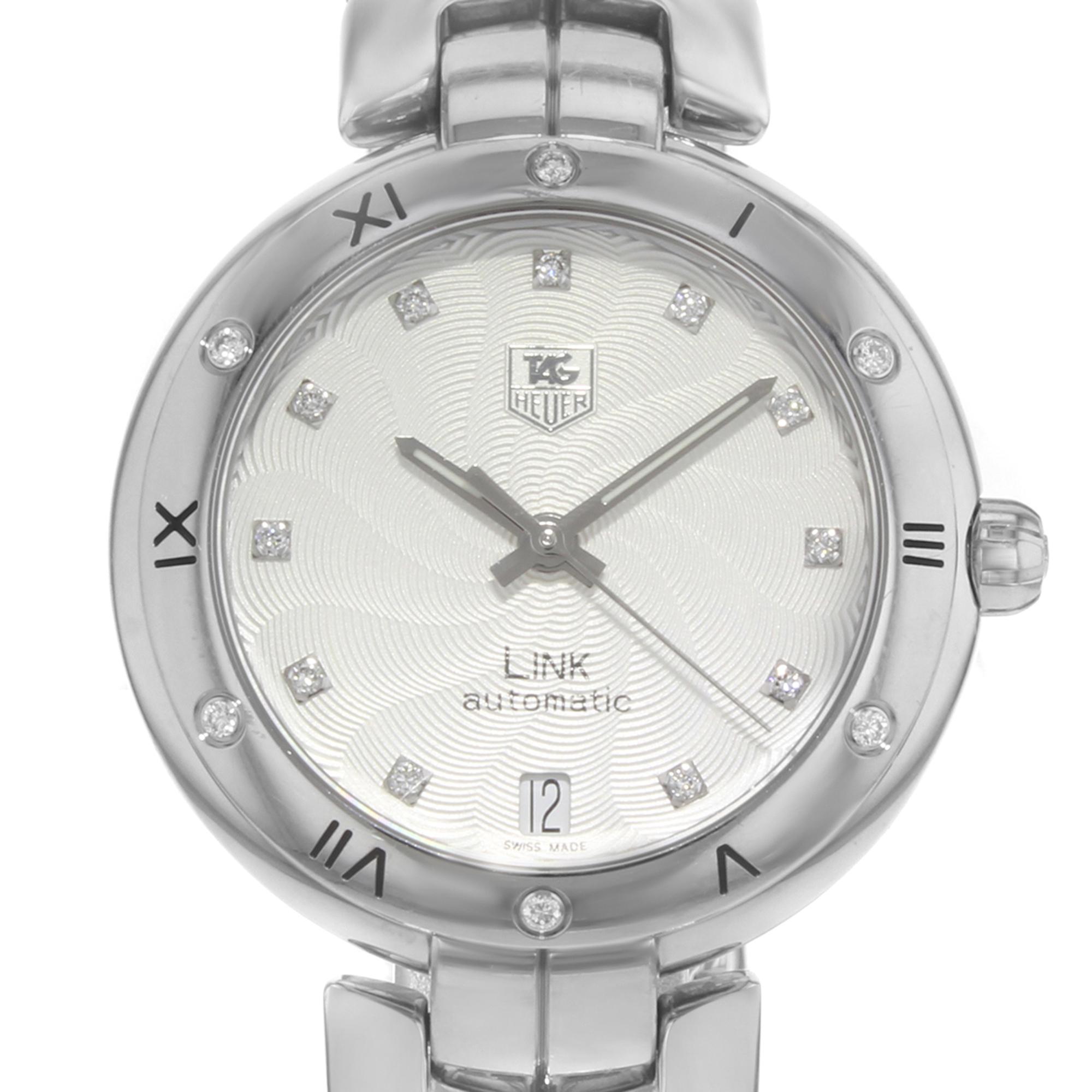 Diese gebrauchte TAG Heuer Link WAT2312.BA0956 ist eine schöne Damenuhr, die von einem mechanischen (automatischen) Uhrwerk angetrieben wird, das in einem Edelstahlgehäuse untergebracht ist. Es hat eine runde Form Gesicht, Datumsanzeige, Diamanten