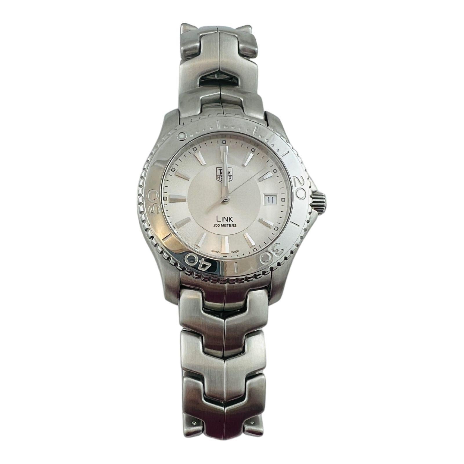 TAG Heuer Link Uhr

Modell: WJ1111
Seriennummer: TJ6215

Diese TAG-Uhr ist aus rostfreiem Stahl gefertigt 

Das Gehäuse hat einen Durchmesser von ca. 39 mm. Silbernes Zifferblatt mit silbernen Indexen

Das silberne Band ist nicht dehnbar und passt