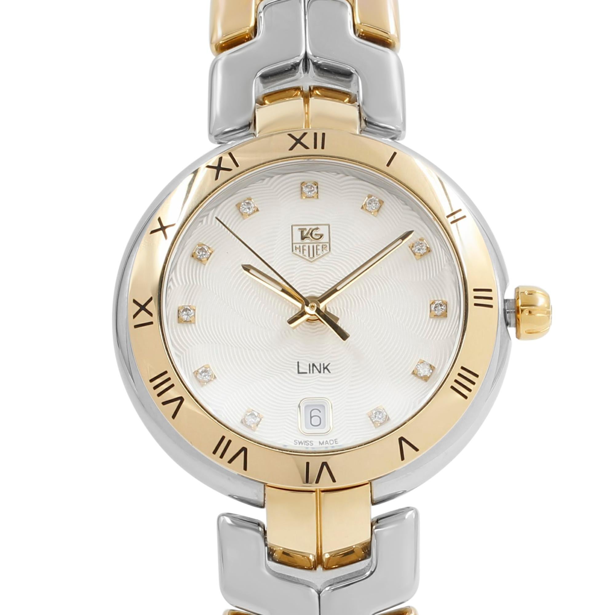 Ce TAG Heuer WAT1350.BB0957 neuf avec défauts est une belle pièce d'horlogerie pour femme, animée par un mouvement à quartz et logée dans un boîtier en acier inoxydable. Elle a un visage de forme ronde, une date, un cadran en diamants et des