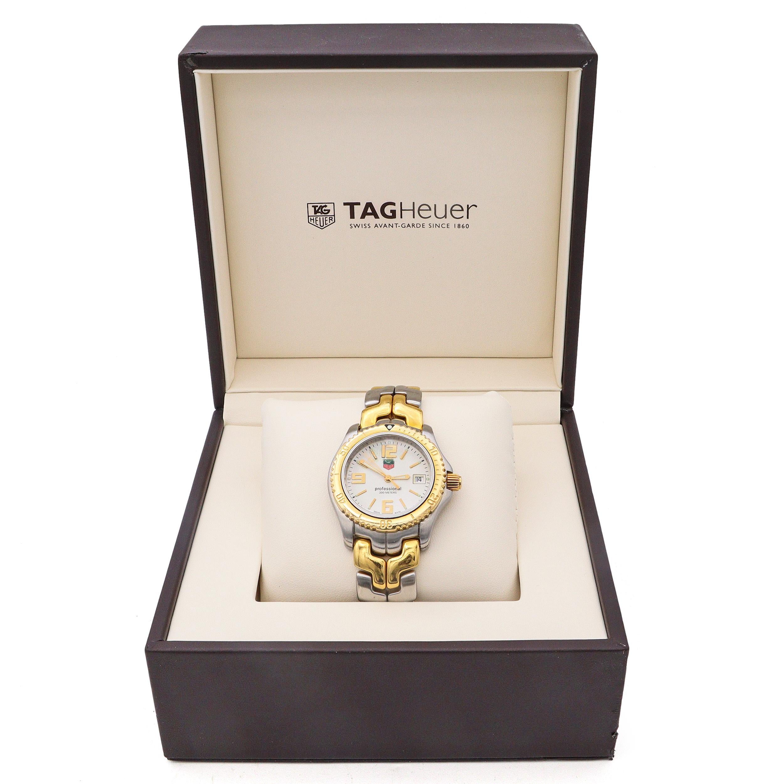 Una fusión atemporal de lujo y rendimiento, la TAG Heuer Link Ref. La WT1250 irradia refinada sofisticación con su característico diseño bicolor. Fabricado en acero inoxidable con elegantes detalles en tono dorado, este reloj clásico incorpora la