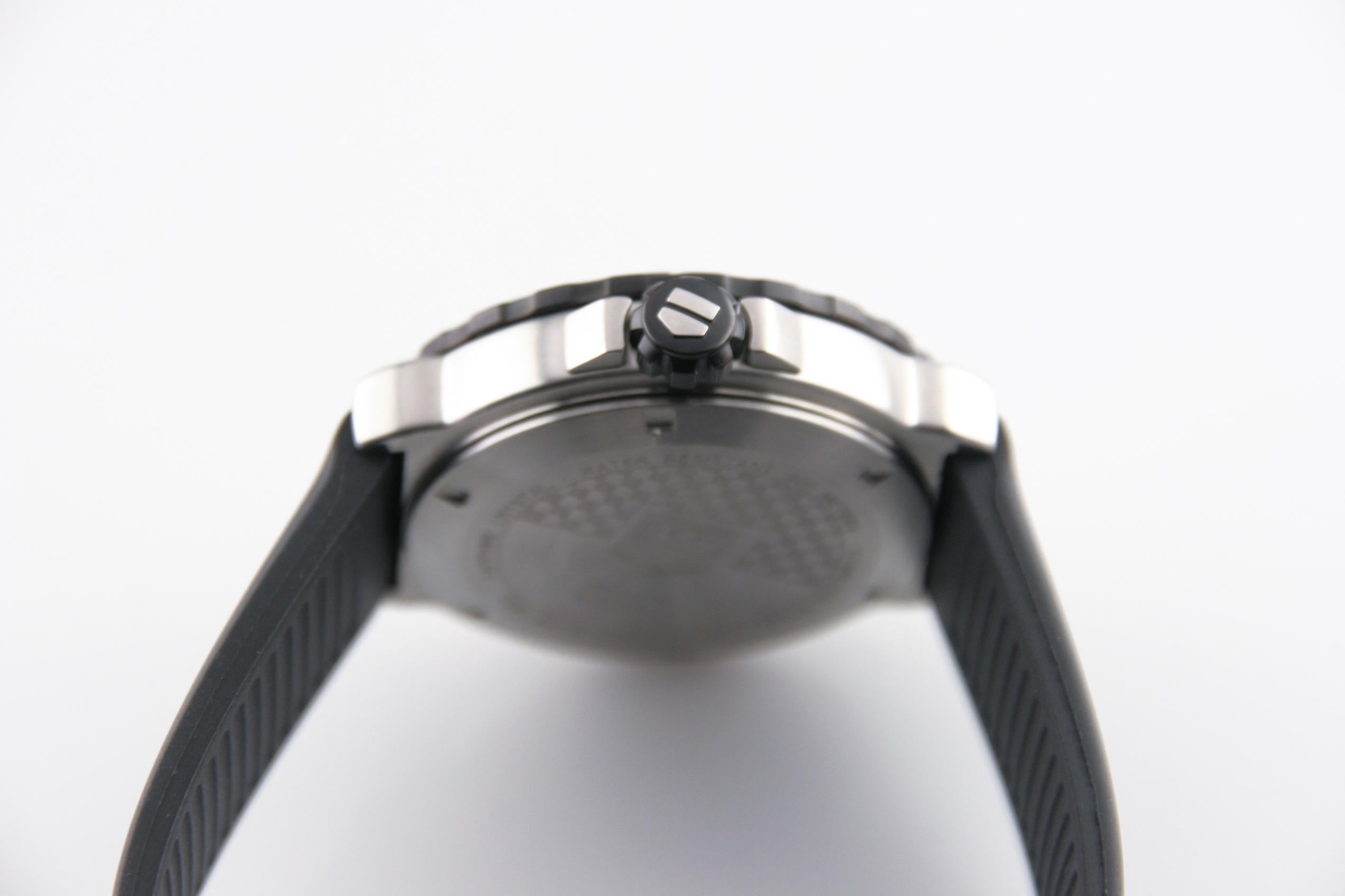Moderne Montre pour homme Tag Heuer Formula Quartz avec bracelet en caoutchouc et étiquette Heuer WAU-1110 en vente