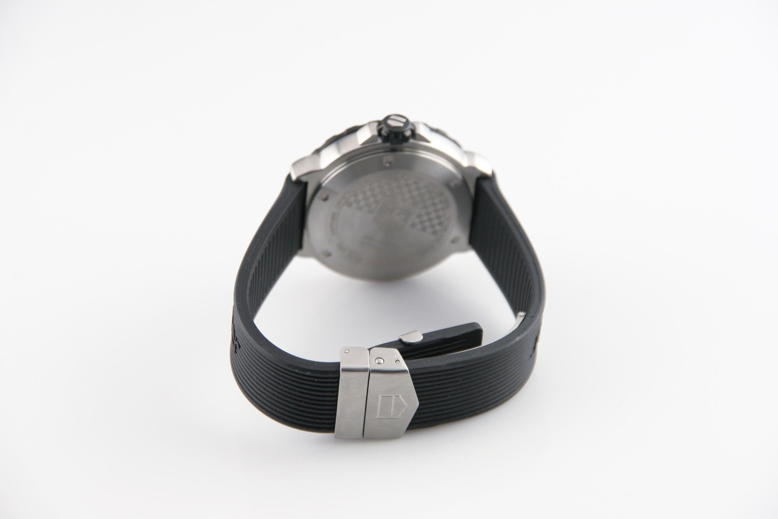 Montre pour homme Tag Heuer Formula Quartz avec bracelet en caoutchouc et étiquette Heuer WAU-1110 Bon état - En vente à Sherman Oaks, CA