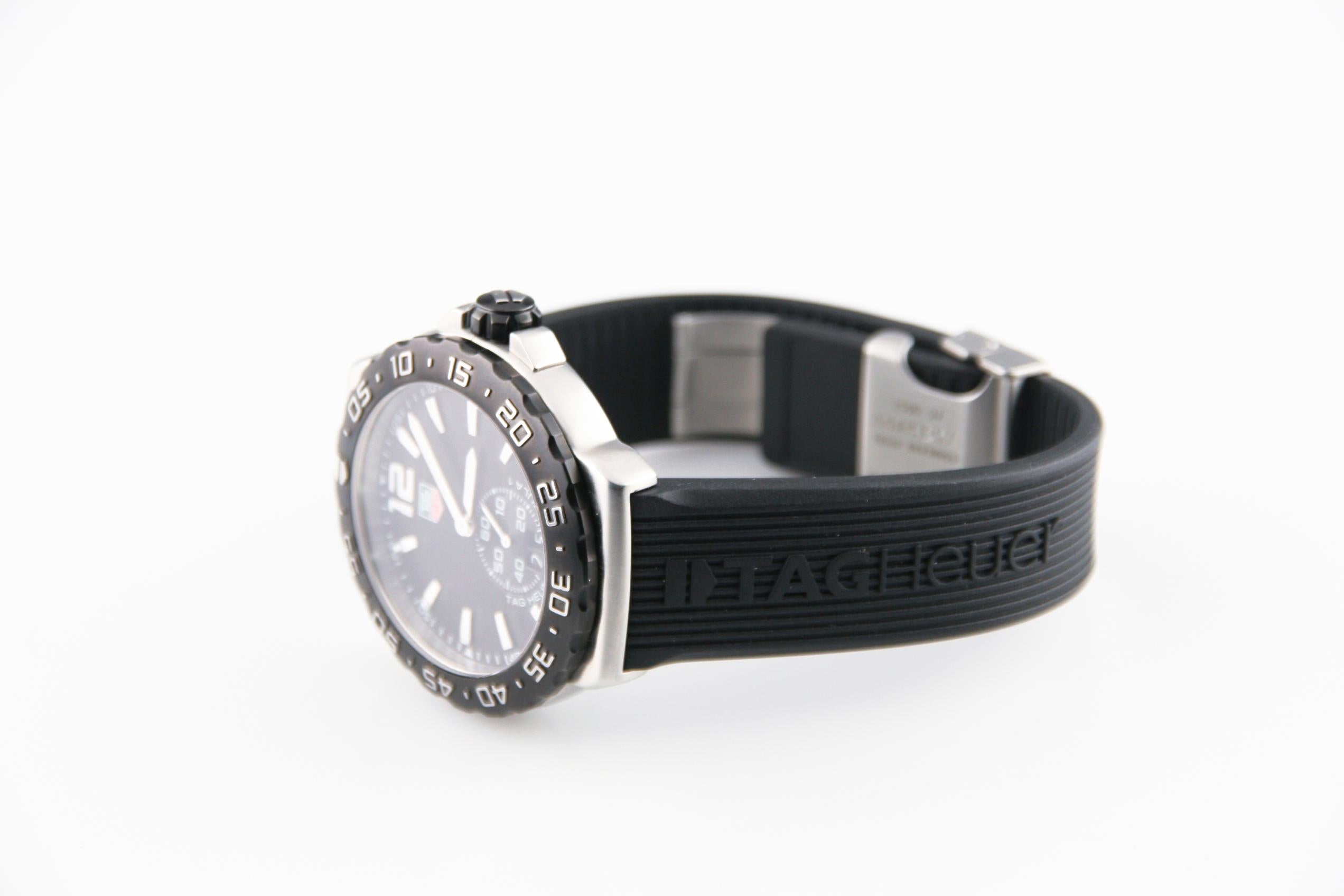 Montre pour homme Tag Heuer Formula Quartz avec bracelet en caoutchouc et étiquette Heuer WAU-1110 en vente 1