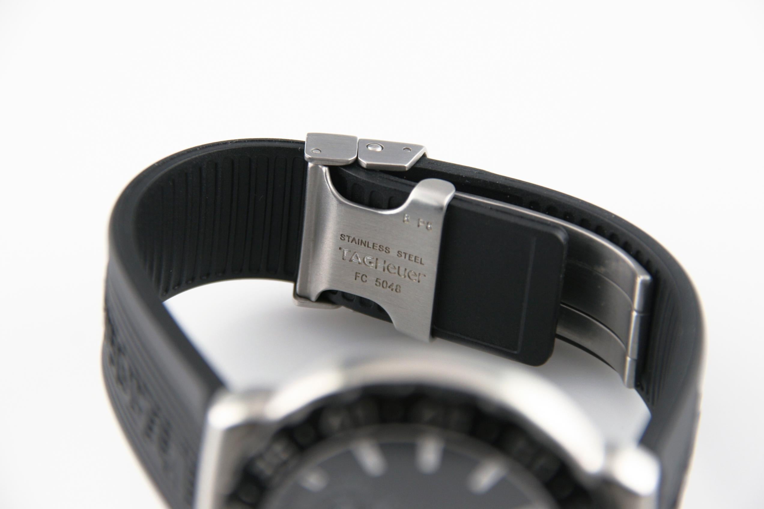 Montre pour homme Tag Heuer Formula Quartz avec bracelet en caoutchouc et étiquette Heuer WAU-1110 en vente 2