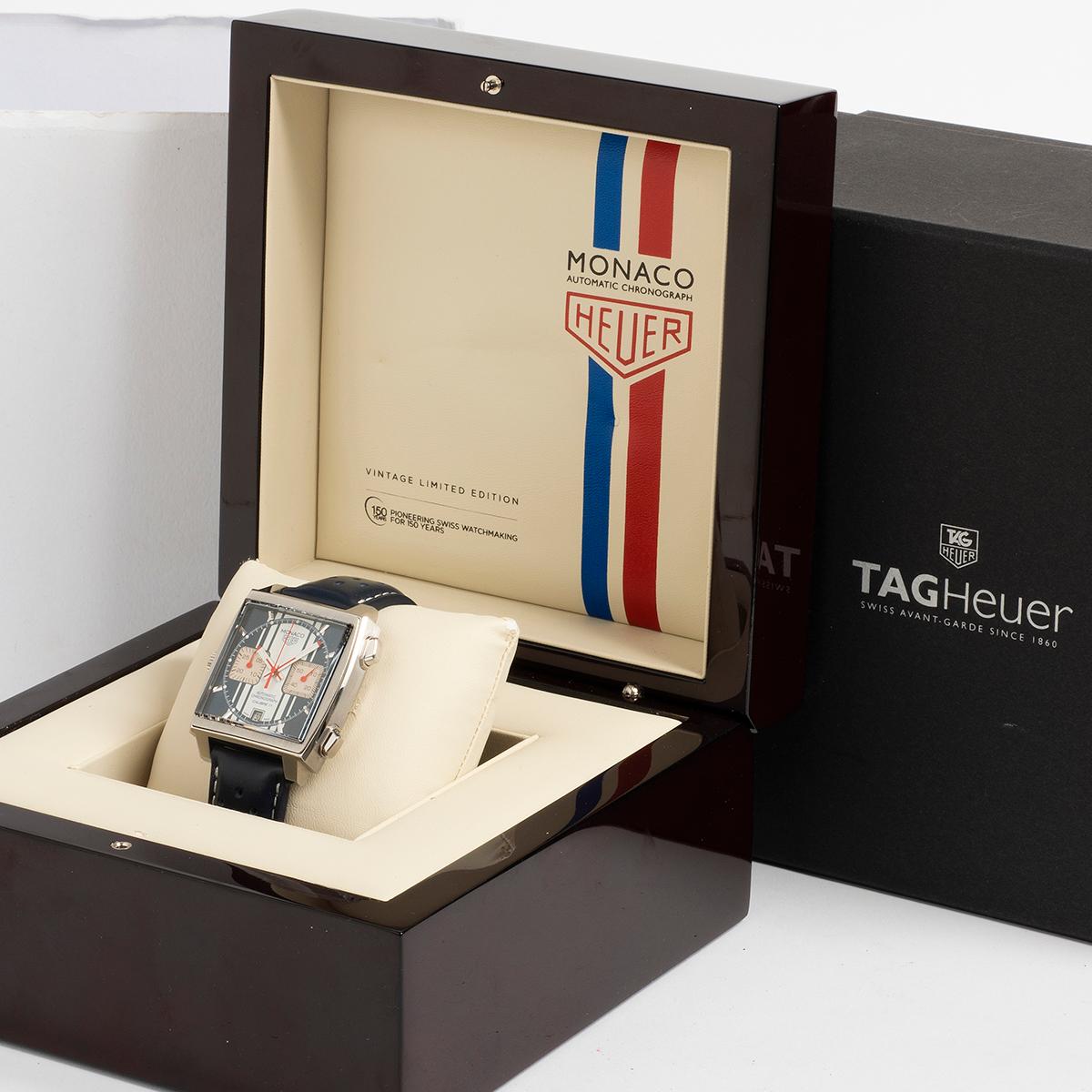 Unsere limitierte und begehrte Tag Heuer Monaco Steve McQueen, Referenz CAW211D, verfügt über ein 39-mm-Edelstahlgehäuse mit gestreiftem Zifferblatt und wird von einem Automatikwerk Kal. 11 angetrieben, das an einem Original-Lederarmband mit