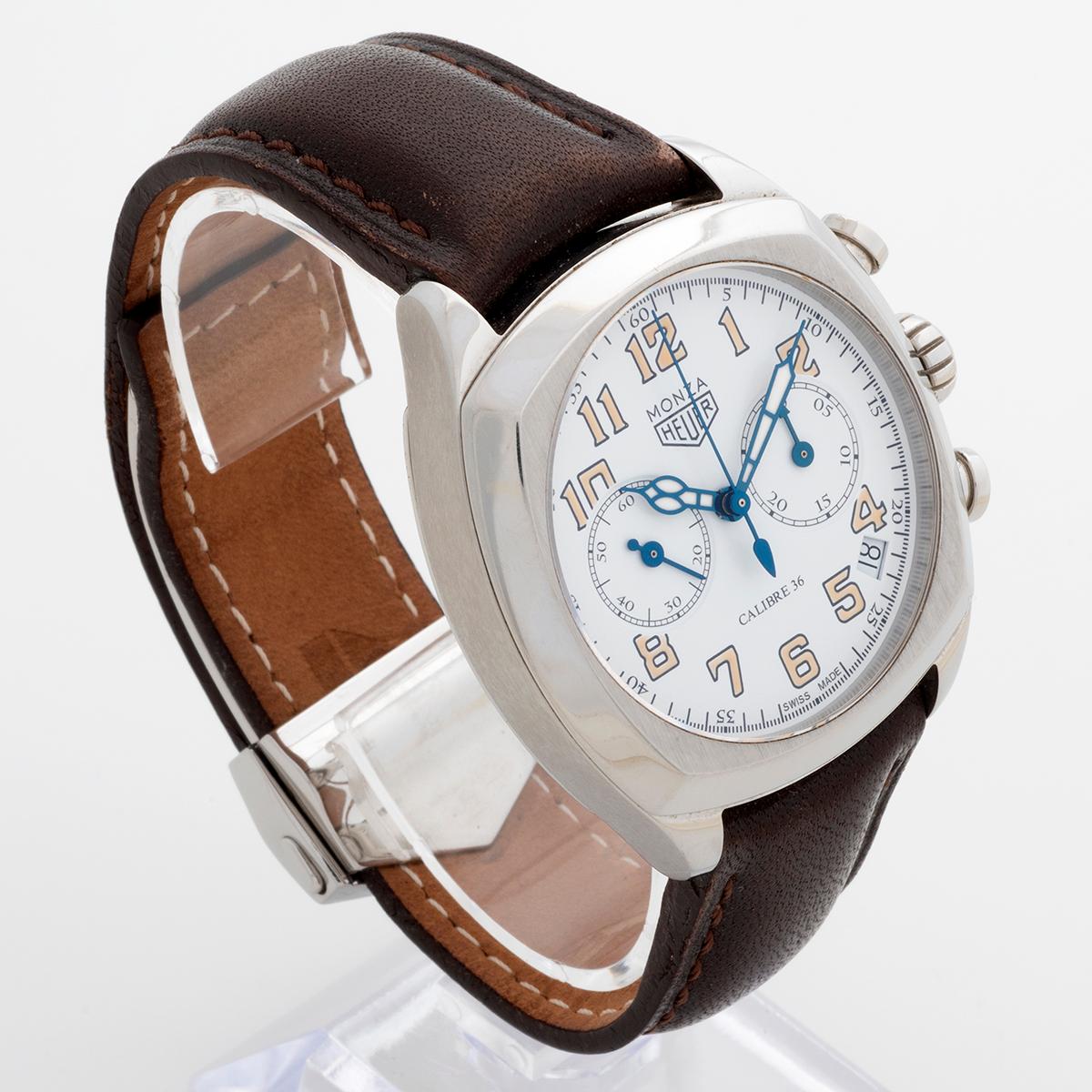 Notre rare édition limitée Tag Heuer Monza est produite à seulement 1911 exemplaires. Elle est dotée d'un boîtier en acier inoxydable de 38 mm, de chiffres arabes rétro et du célèbre mouvement Zenith El Primero, cal 36, qui est visible à travers le