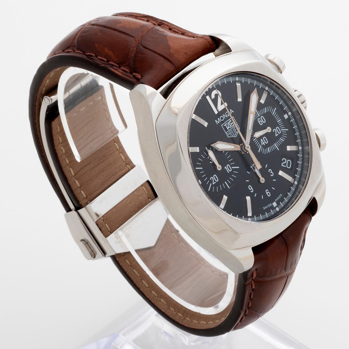 Unsere Tag Heuer Monza Referenz CR2113-0 mit Chronograph und Datum verfügt über ein 38-mm-Edelstahlgehäuse mit schwarzem Zifferblatt. Ausgestattet mit einem braunen Tag Heuer Service-Lederband mit Faltschließe präsentiert sich dieses Exemplar in