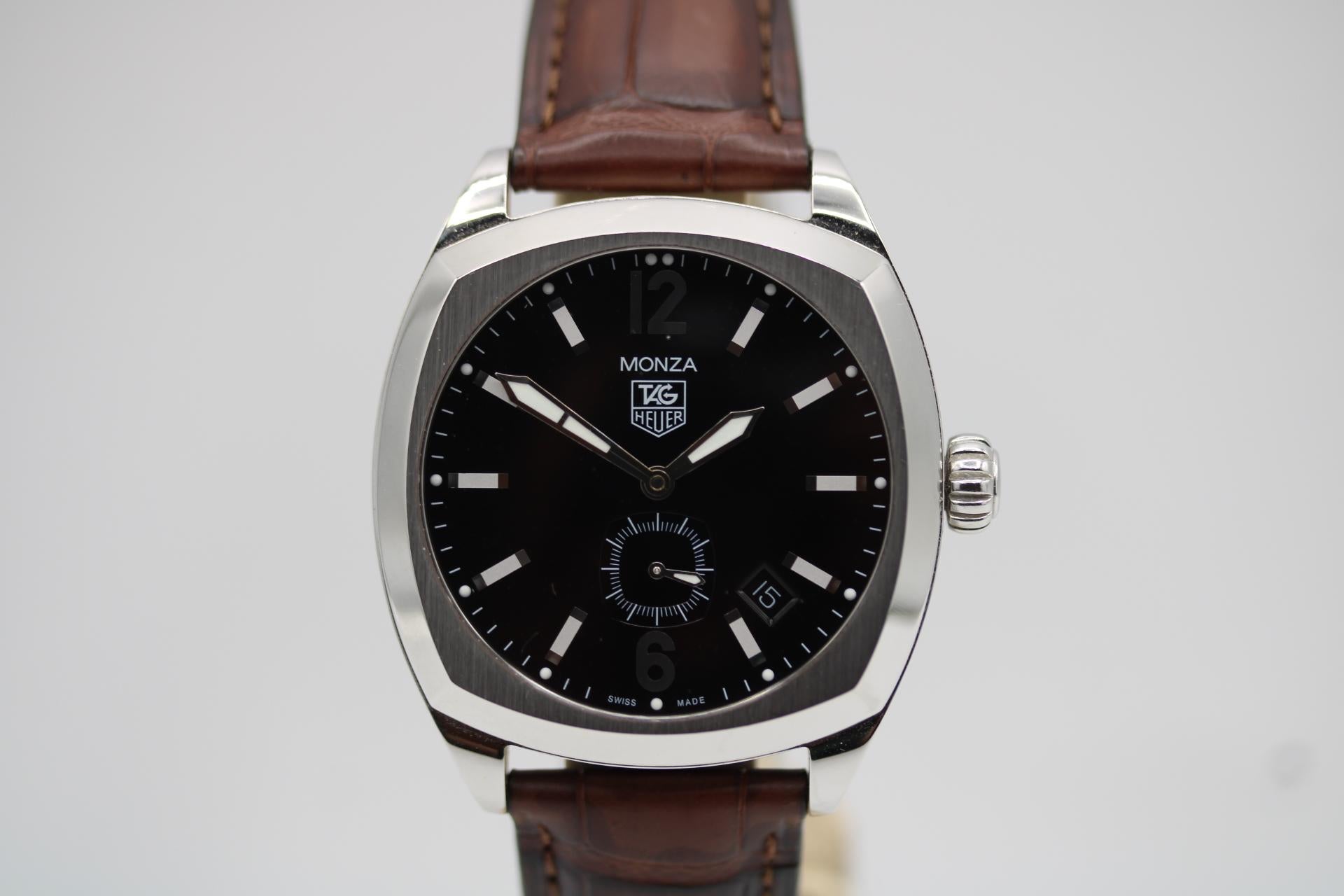 Die Tag Heuer Monza ist ein seltenes Exemplar in der Uhrenpalette von Tag Heuer. Das Problem ist, dass sie schwer zu finden sind und noch schwieriger mit Box und Papieren!

Diese Monza WR2110 ist ein außergewöhnliches Exemplar, das über die Jahre