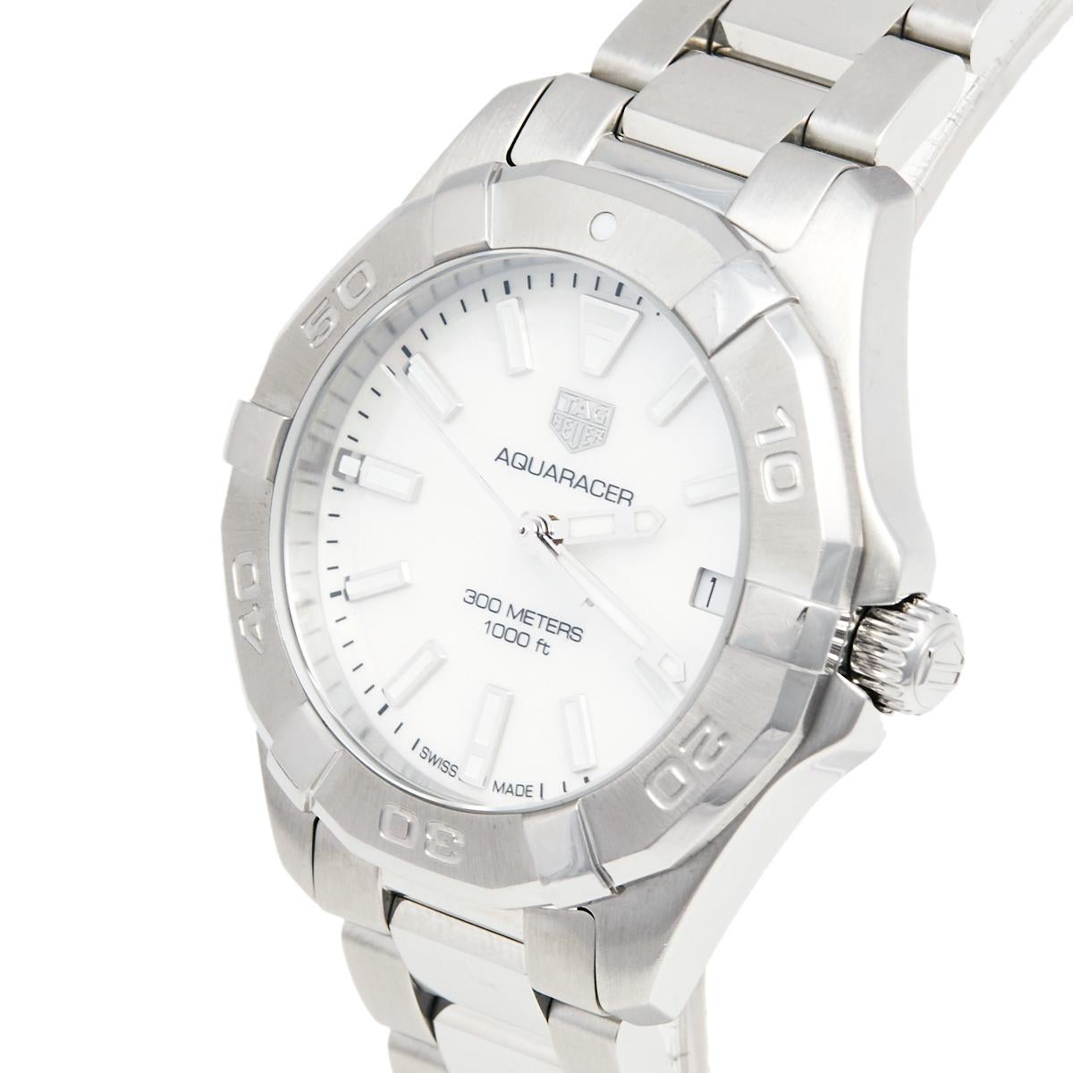 Don luxury on your wrist by owning this exquisite Aquaracer timepiece from Tag Heuer. Swiss-made, the watch has been expertly crafted from stainless steel. A scratch-resistant sapphire crystal glass protects a mother of pearl dial with minute