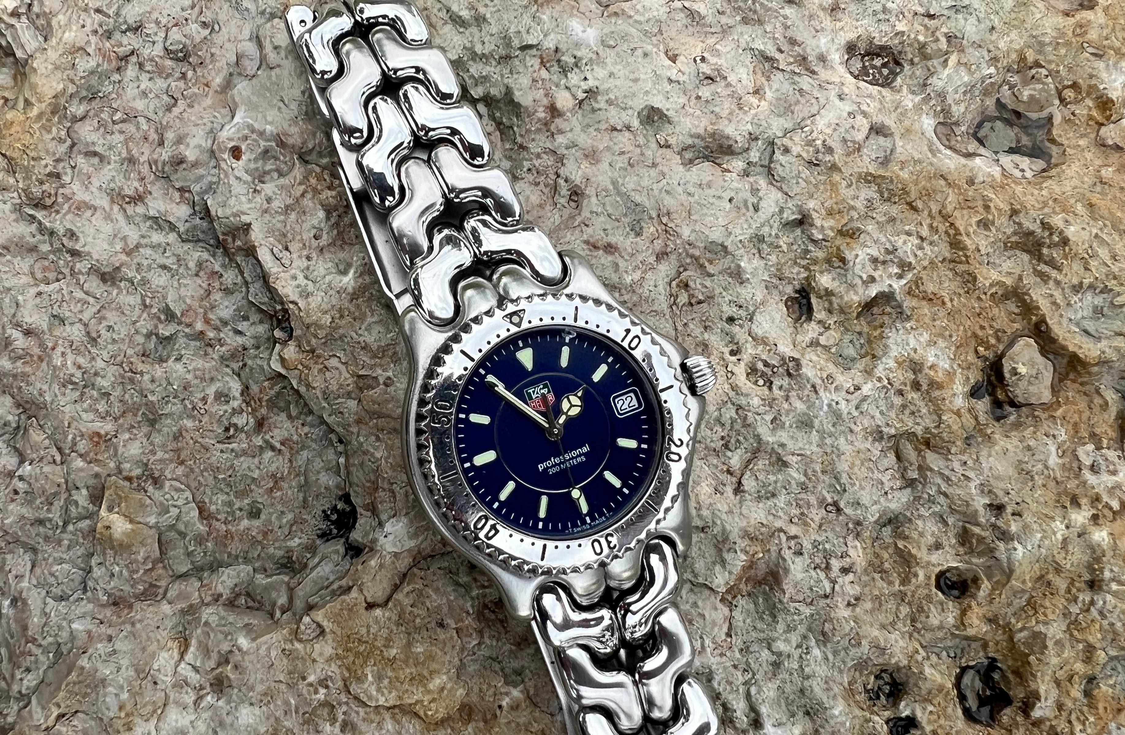 Marke: TAG Heuer

Modell : Professionell

Referenznummer: WG111A

Merkmale: Kratzfestes Saphirglas - Blaues Zifferblatt

MATERIAL des Zifferblattfensters: Kratzfestes Saphirglas

Land der Herstellung: Schweiz

Uhrwerk: Quarz

MATERIAL des Gehäuses: