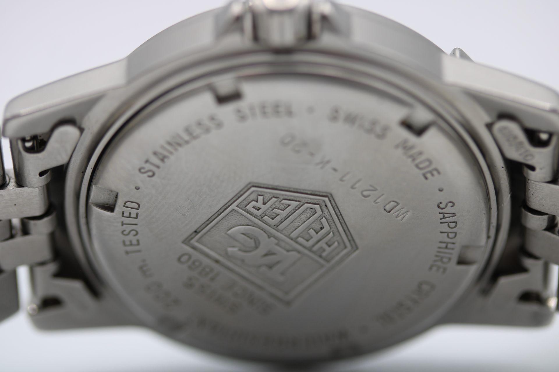 TAG Heuer Professional WD1211 - 1995  Boîte et papiers  Vintage By d'une grande valeur

Cette Tag Heuer Professional WD1211, vendue pour la première fois en 1995, est un superbe exemple de plongeur classique à quartz. Avec son cadran granité