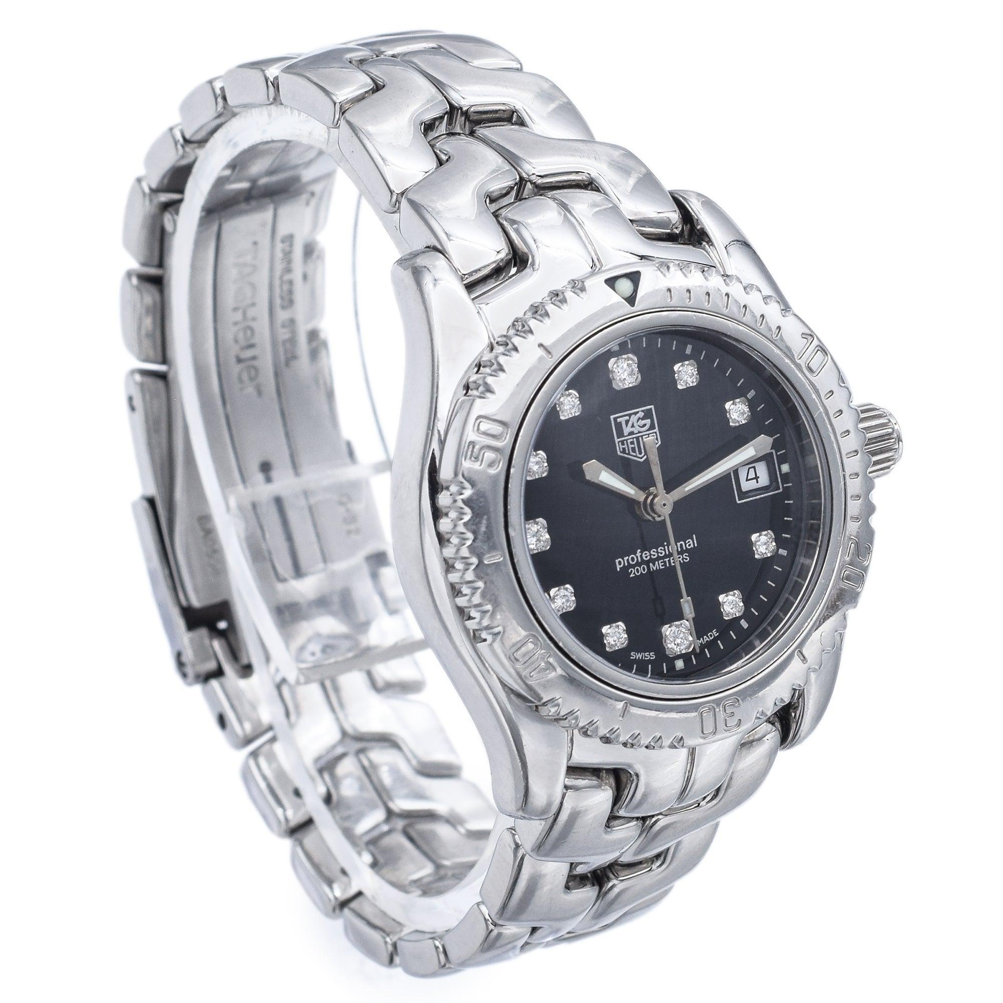 Este sofisticado reloj de pulsera para mujer, perteneciente a la emblemática serie Professional de TAG Heuer, combina un diseño deportivo con una refinada elegancia. Fabricado en acero inoxidable, tiene un bisel giratorio unidireccional y un