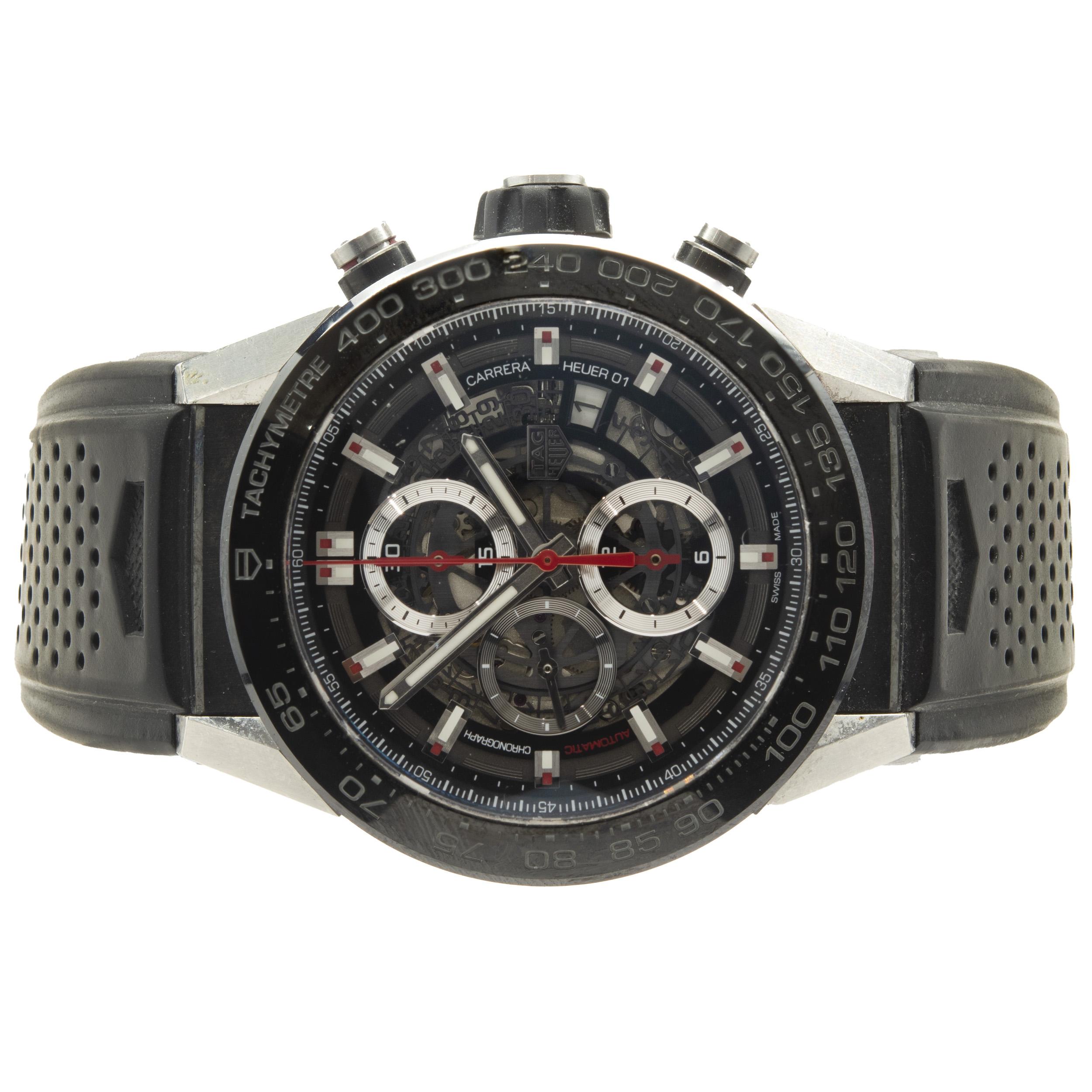 Uhrwerk: automatisch
Funktion: Stunden, Minuten, Sekunden, Datum, Chronograph
Gehäuse: 45 mm rundes Gehäuse, Krone mit Druck-/Zugmechanismus, Saphirglas, glatte Tachymeterlünette
Zifferblatt: skelettierter Stab, Chronograph
Band: Tag Heuer schwarzes