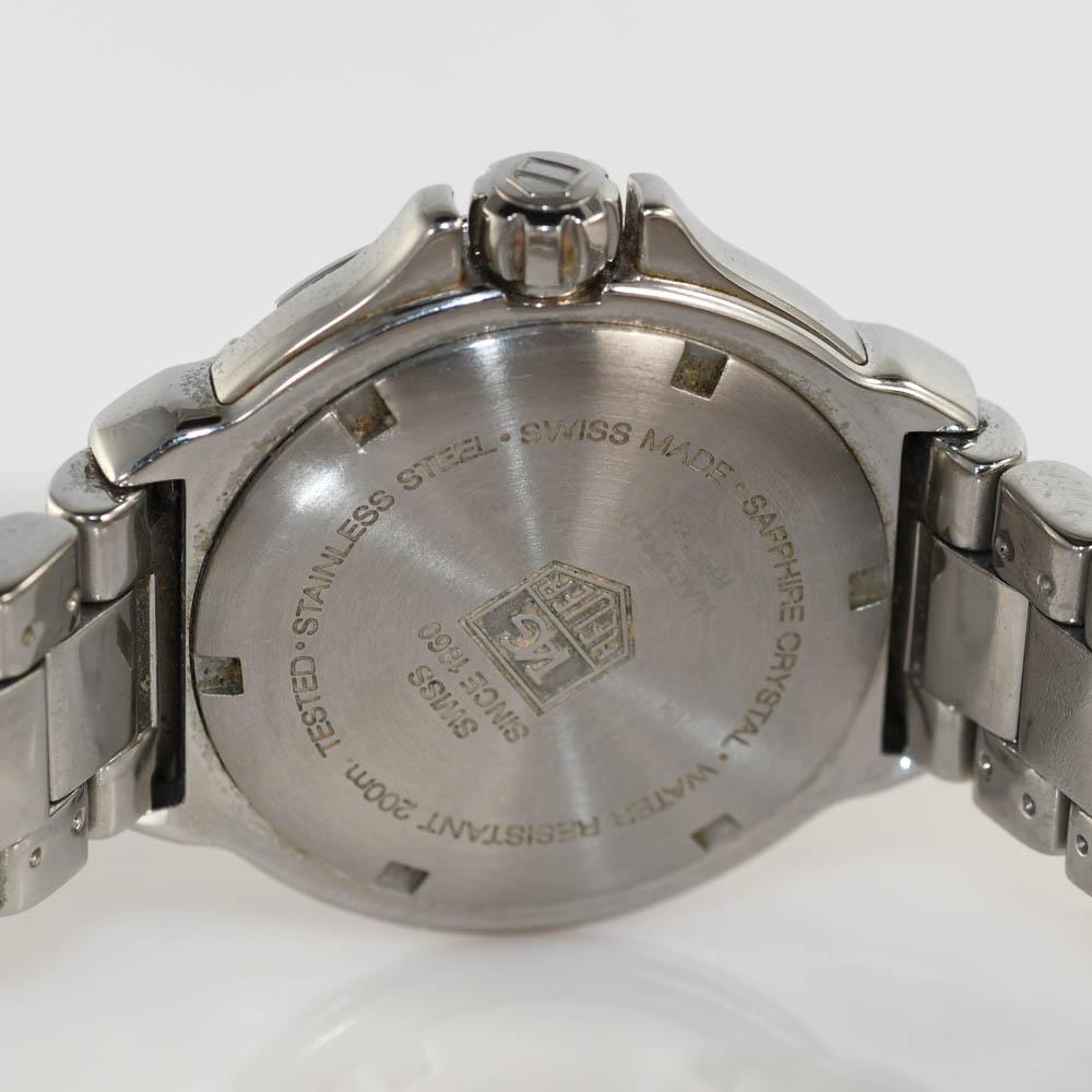 Tag Heuer Formel 1 Damenarmbanduhr.
Edelstahl, Diamantlünette, schwarzes Zifferblatt, Quarzwerk.
200 m wasserdicht. Die Gehäusegröße beträgt 36 mm.
Hält die Zeit gut ein.
Die Uhr misst 6 Zoll Innenumfang.
Es gibt zusätzliche Links für 7 1/2 Zoll