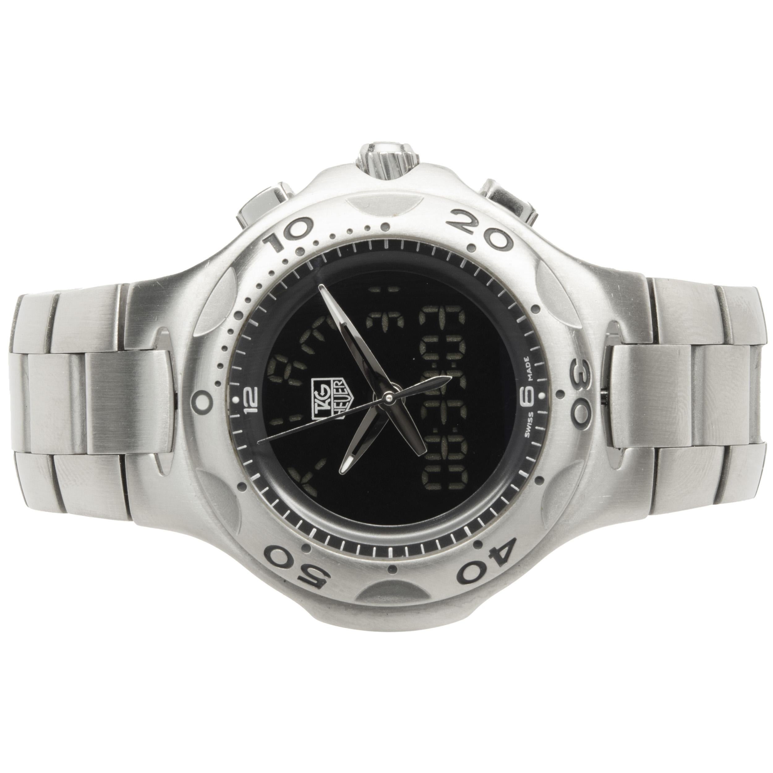 Uhrwerk: Quarz
Funktion: Stunden, Minuten, Sekunden, Datum, Chronograph
Gehäuse: Rundes 41-mm-Gehäuse, Krone mit Druck-/Zugmechanismus, Saphirglas, feste Lünette mit Zeitmessung
Zifferblatt: schwarzer Stab / digital
Band: Tag Heuer-Edelstahlarmband,