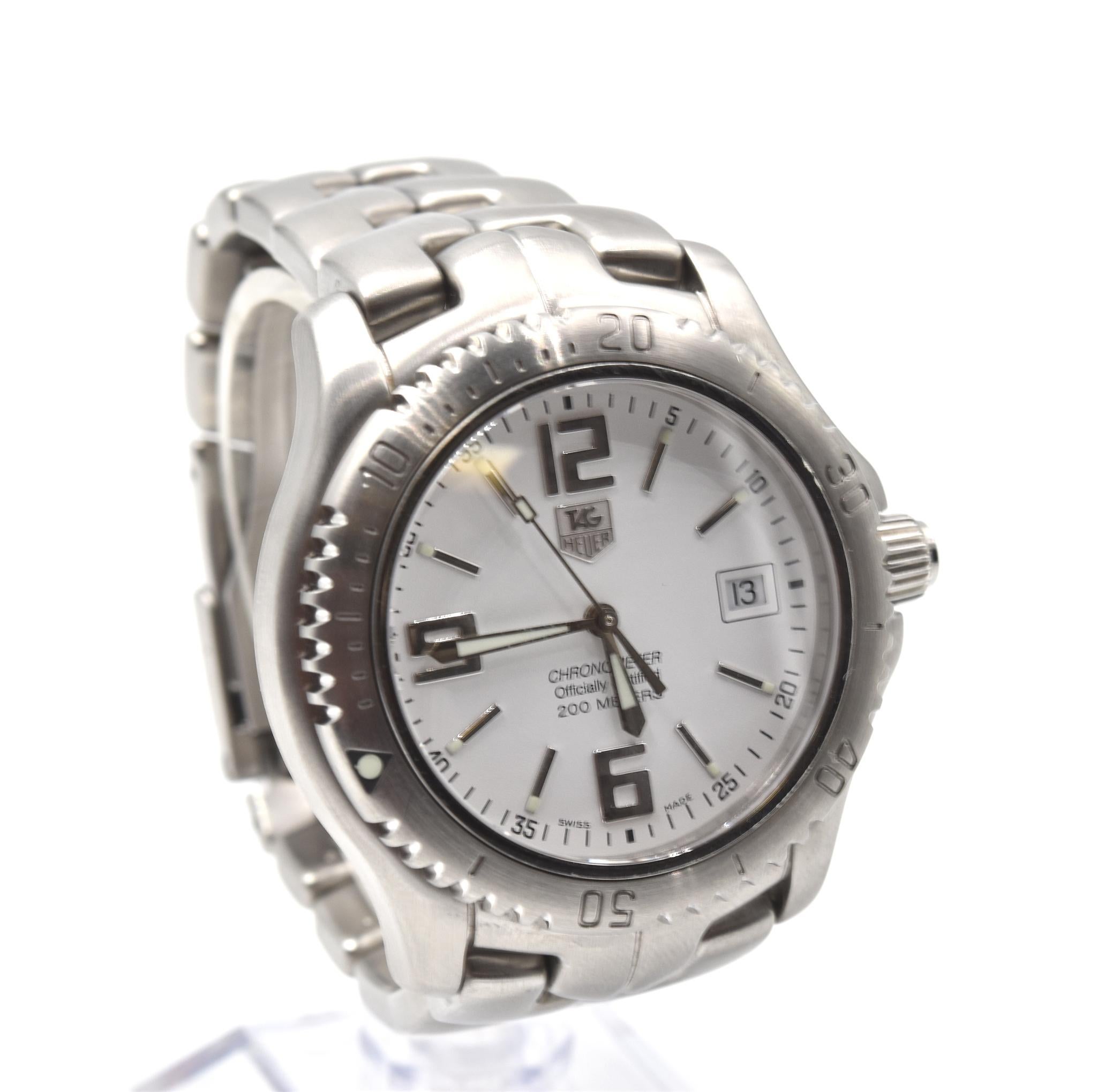 Movement: automatic
Function: hours, minutes, seconds, date
Case: 40mm stainless steel case with uni-directional dive bezel, sapphire protective crystal, water resistant to 200 meters, black indexes
Dial: white dial with steel luminescent hands,