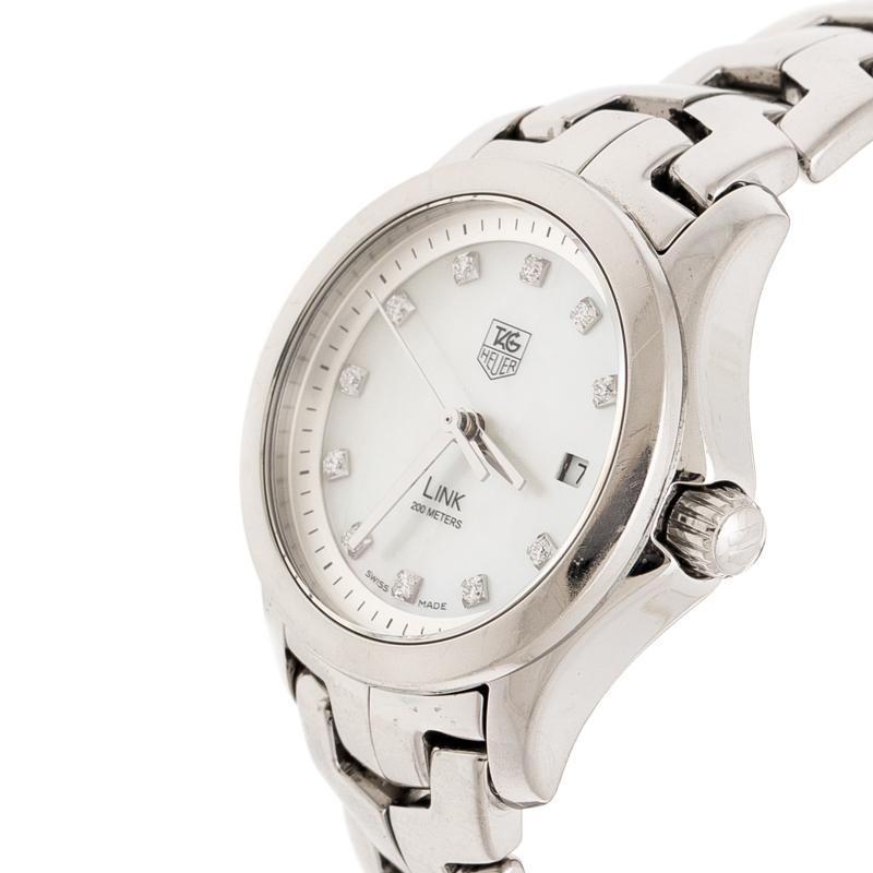 Design and convenience come together to bring you this classic timepiece from the house of Tag Heuer. The meticulously designed watch features a stainless steel case housing a white mother of pearl dial. The dial comes with a date window at three o'