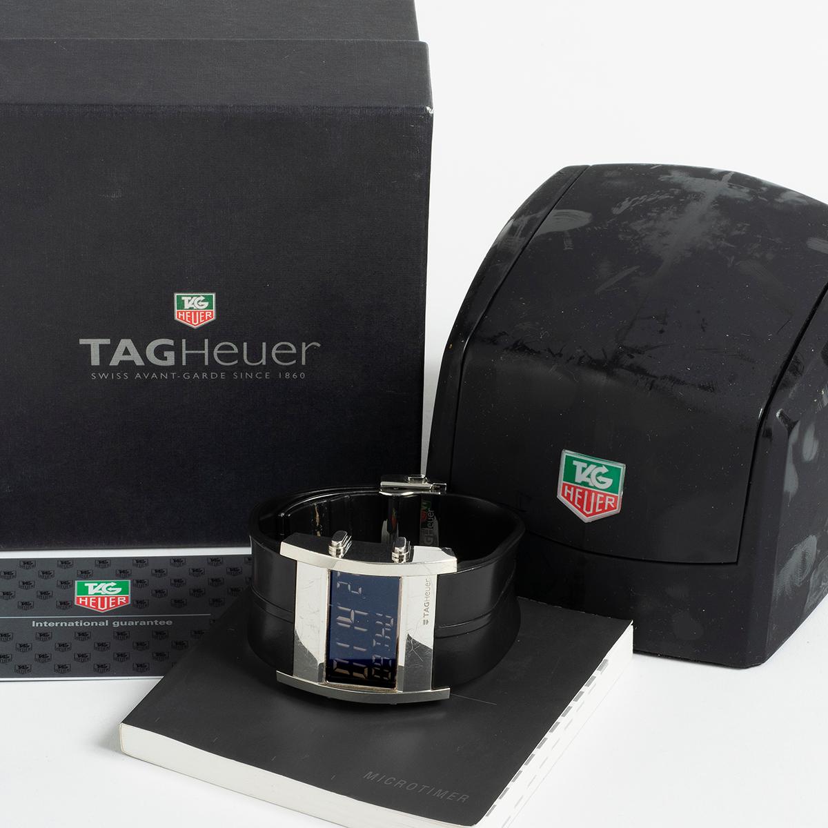 Notre Tag Heuer Microtimer est un chronographe emblématique et sous-estimé du back catalogue de Tag Heuer. La référence CS111C-1 était une première mondiale, capable de chronométrer au 1/1000 de seconde. Présenté en bon état, original et non poli,
