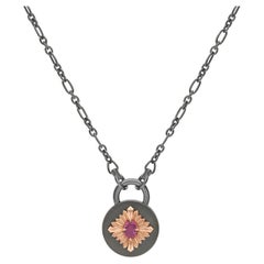 Tag-Halskette, geschwärztes Silber und Roségold, rosa Saphir