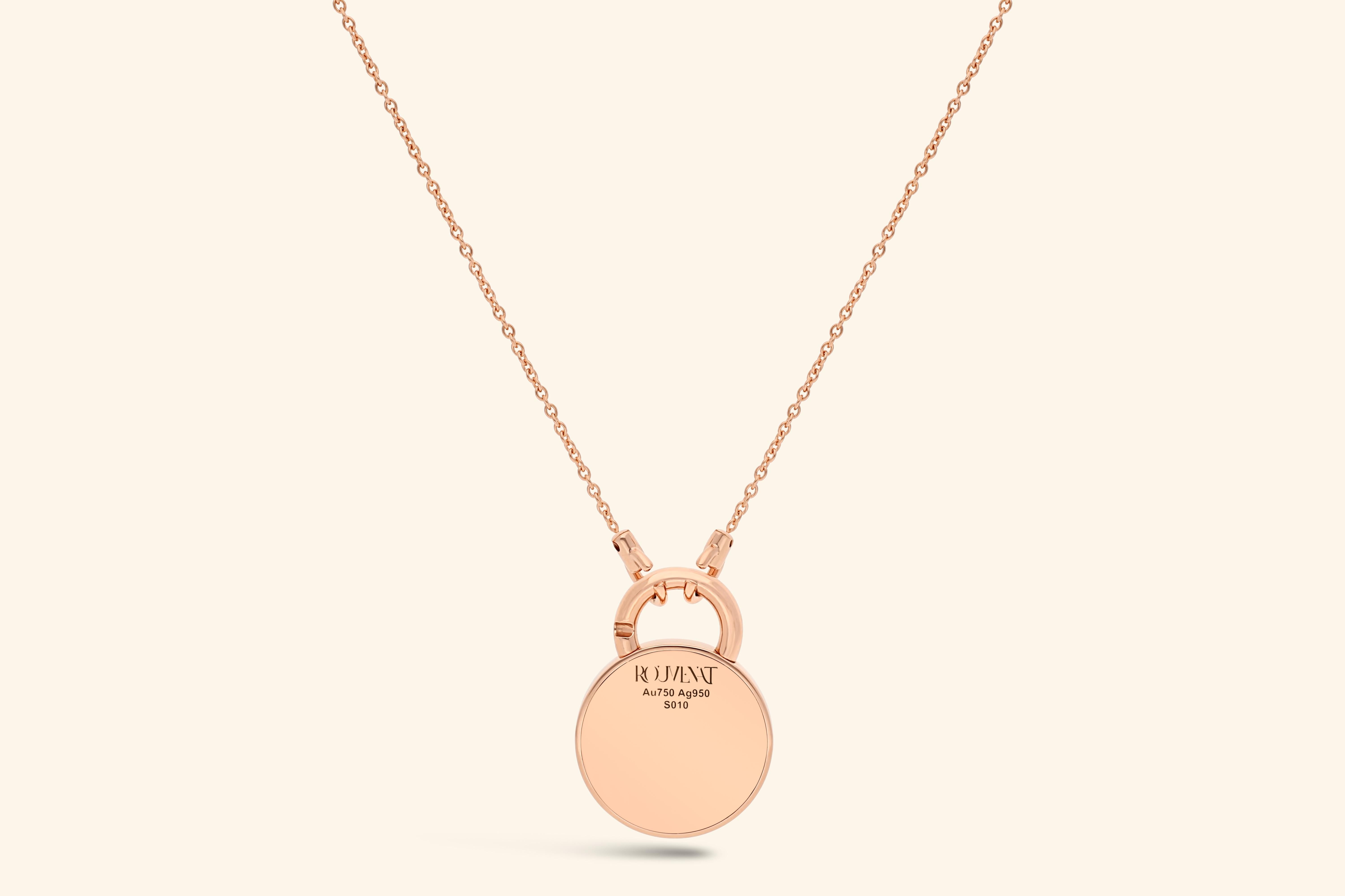 Giocare con i materiali. Giocare con la luce. Contrasto e colore. La collana Tag incarna l'arte della composizione e dell'ecocreazione.

Qui, la collana Tag mette in risalto uno spinello rosso. Il fiore centrale in argento annerito poggia su un