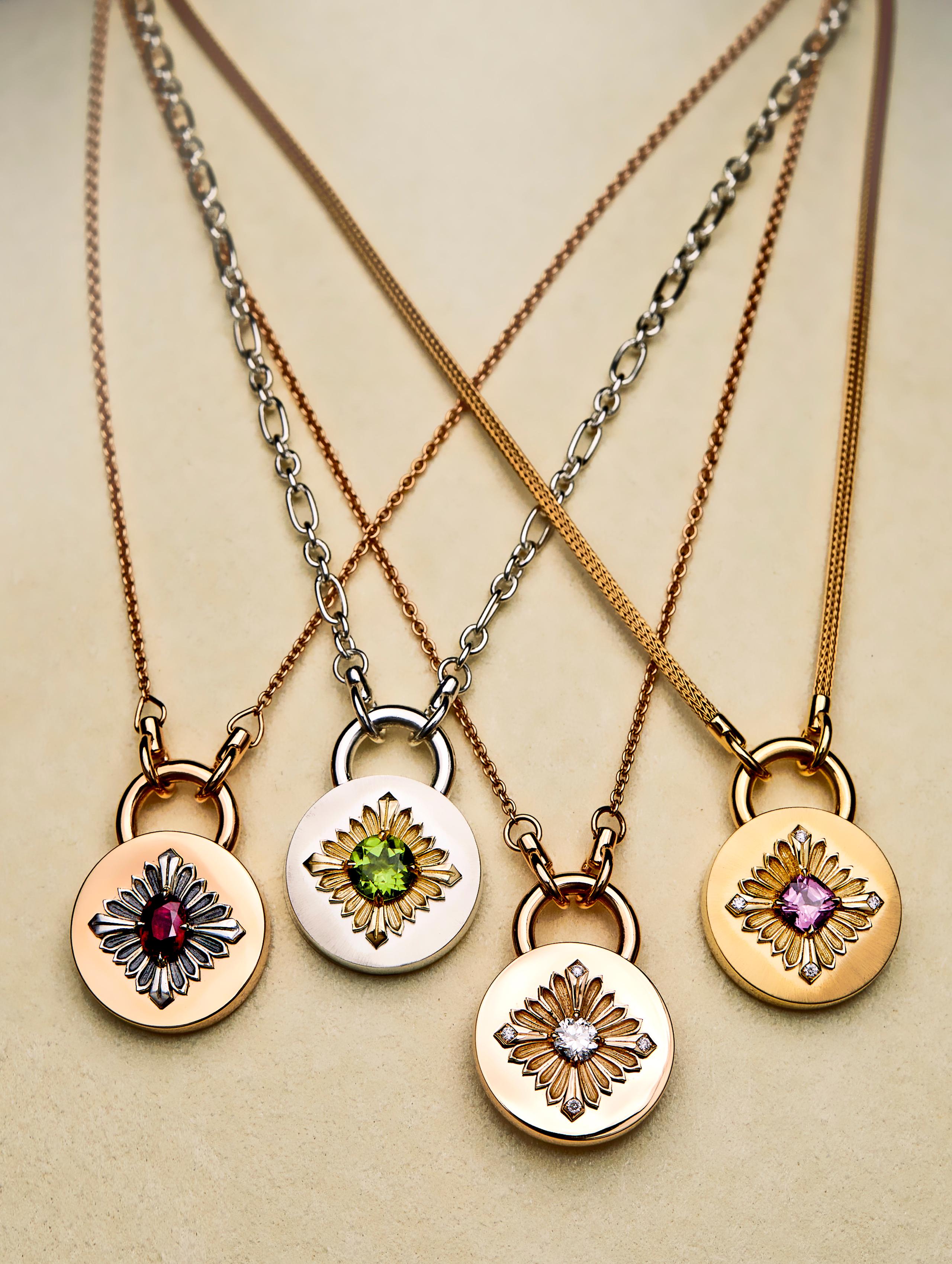 Jouer avec les matériaux. Jouer avec la lumière. Contraste et couleur. Le collier Tag incarne l'art de la composition et de l'éco-création.

Ici, le collier Tag met en valeur un rubis de 0,92 carat. La fleur centrale en or jaune, dont les pointes