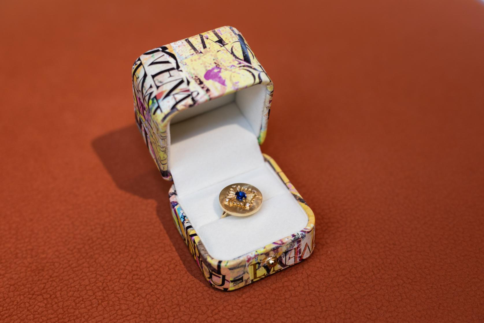 En vente :  Bague étiquette, or jaune, saphir 4