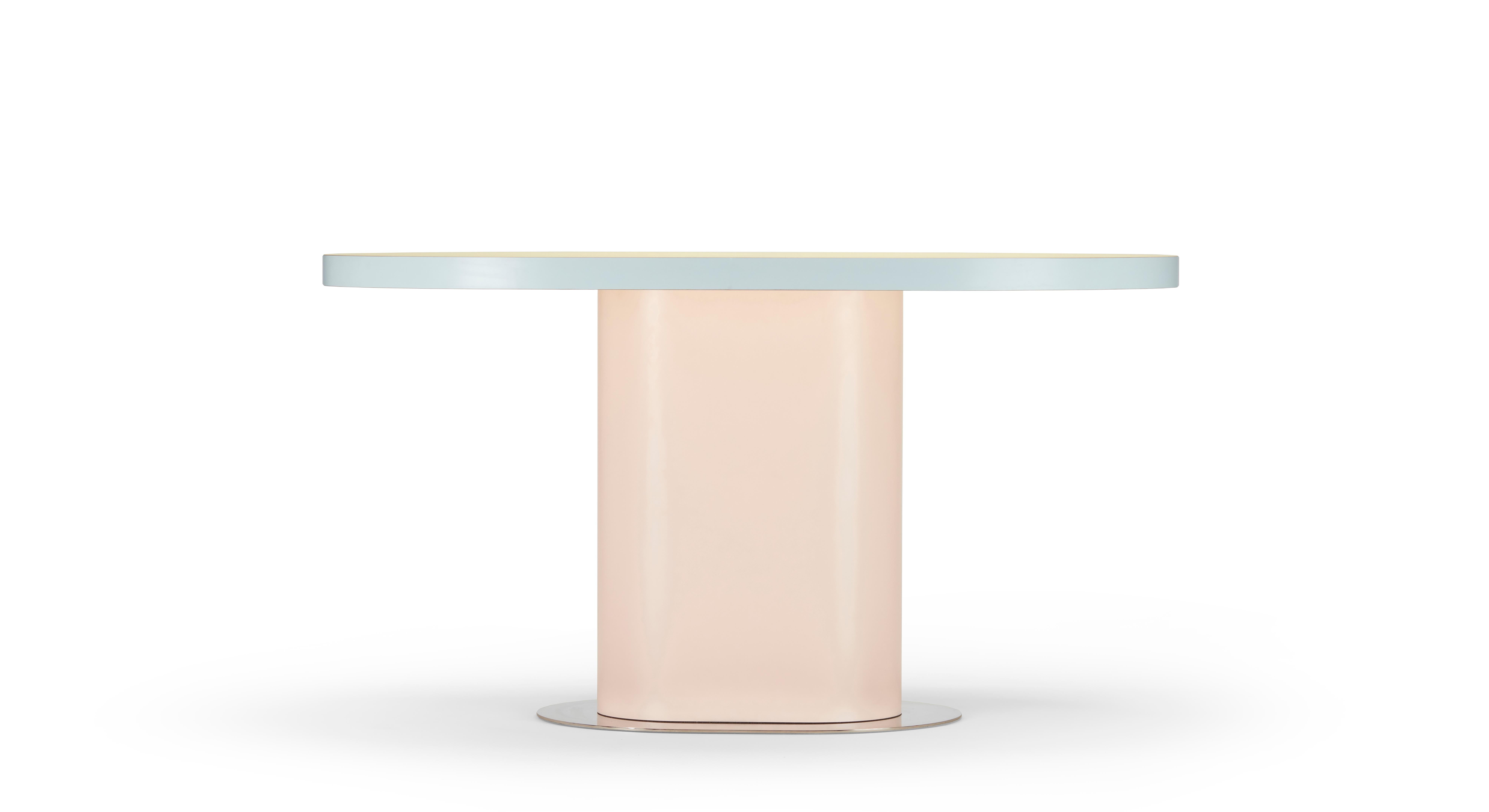 A combination of geometric simplicity and chromatic contrast is the essence of this oval table.

Tagadà Collection is a newly developed 
series of element. This family of furniture 
includes a chair, two tables (oval and 
round), a mirror and a