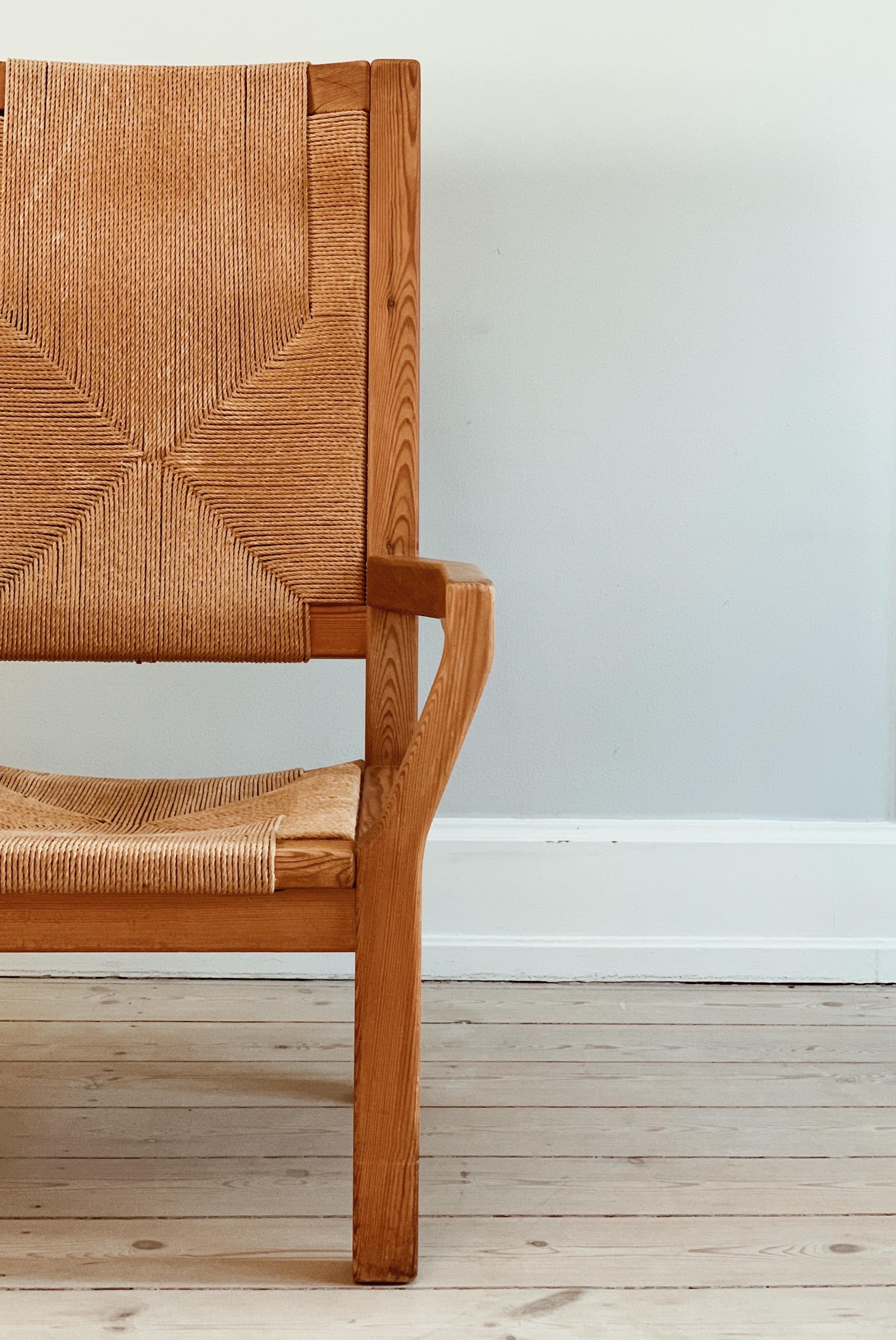 Scandinave moderne Tage Poulsen Chaise longue en pin et dossier haut en osier en vente