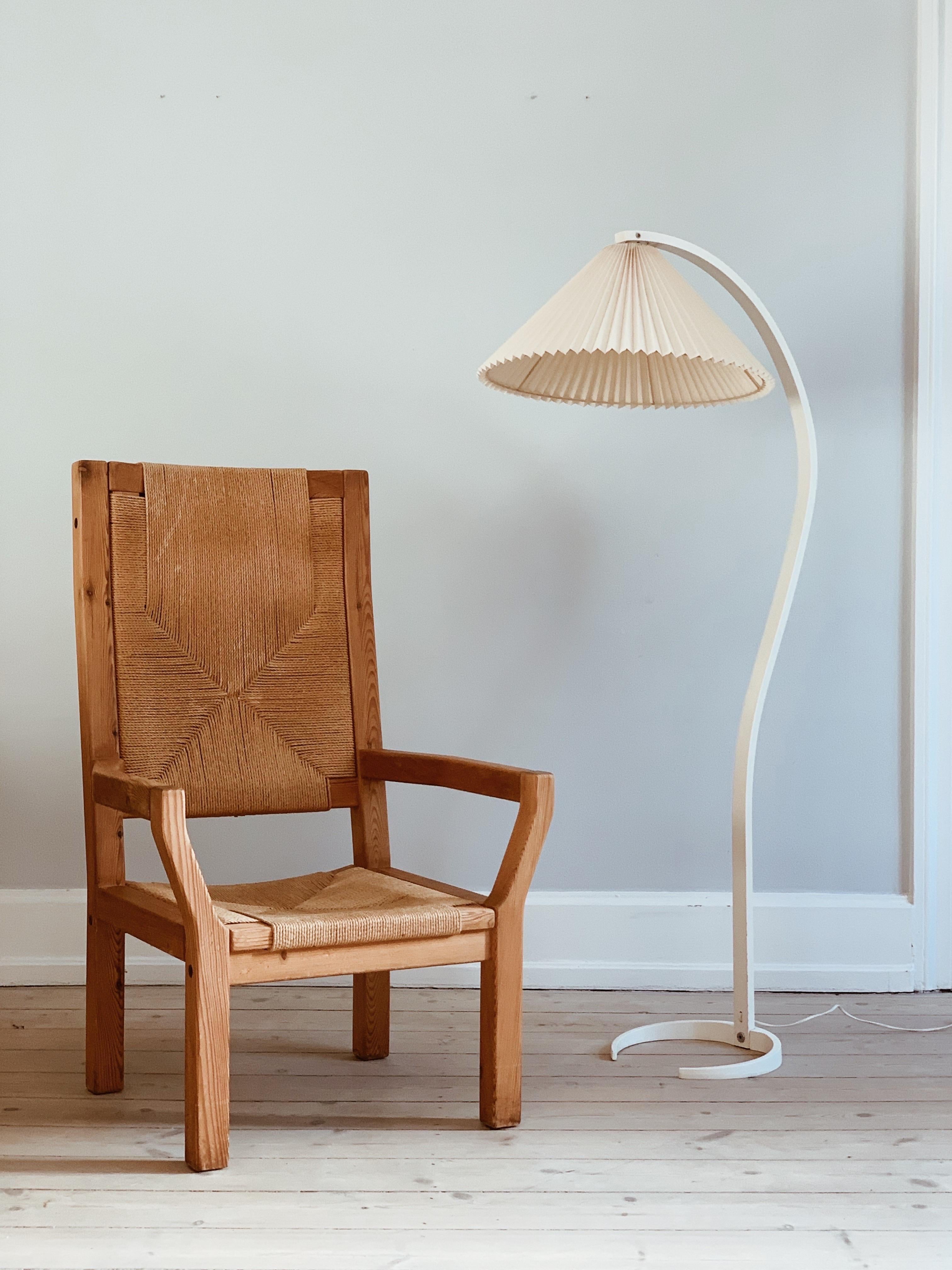 Rotin Tage Poulsen Chaise longue en pin et dossier haut en osier en vente