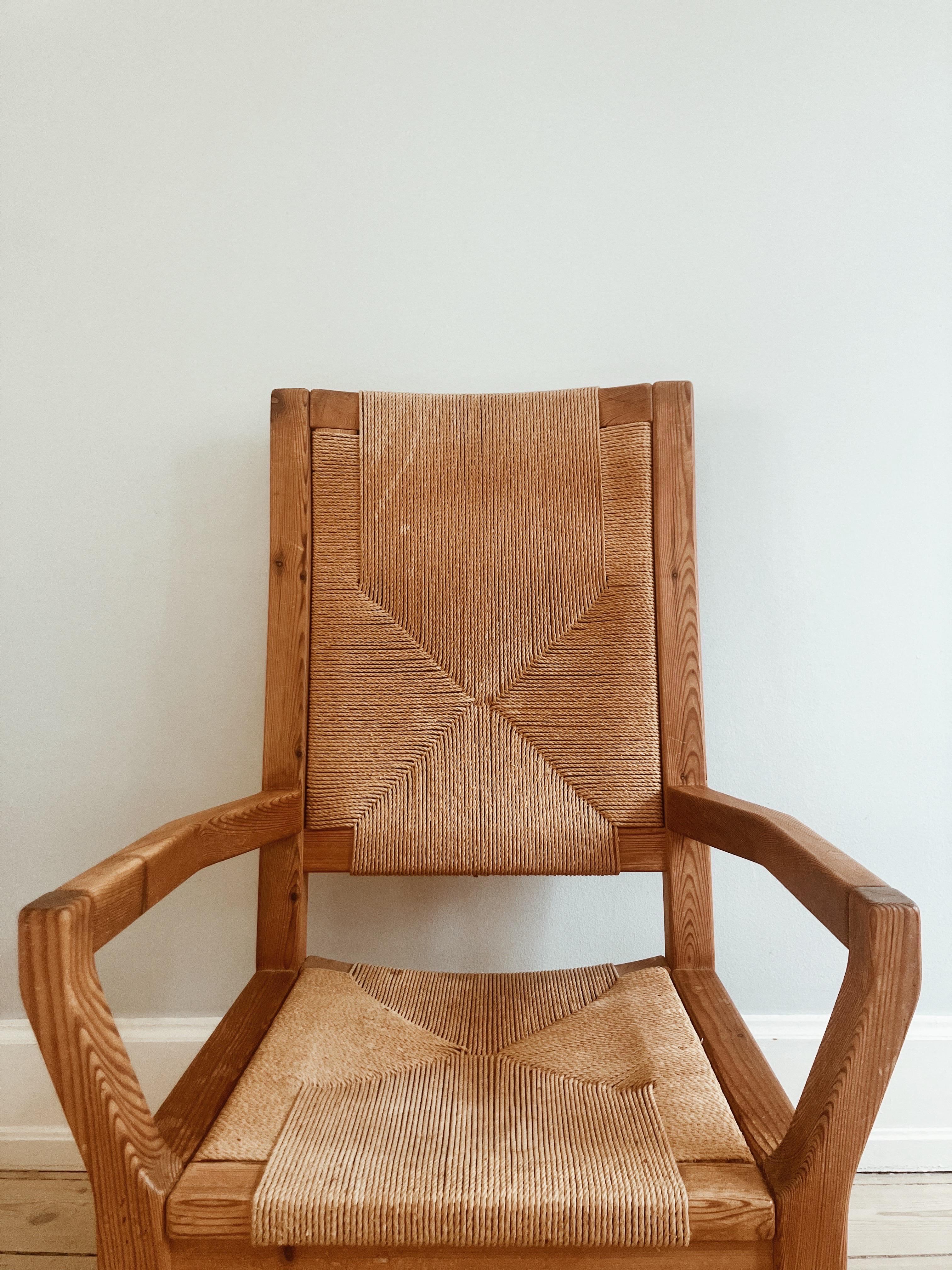 Tage Poulsen Chaise longue en pin et dossier haut en osier en vente 1