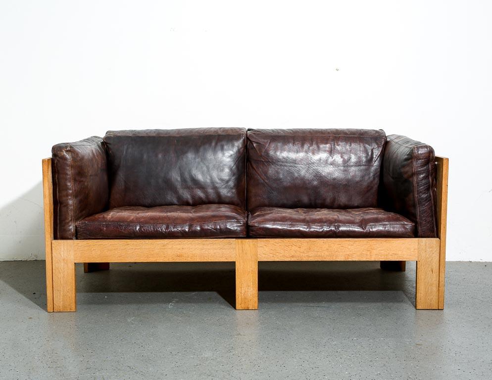 Scandinave moderne Tage Poulsen Oak et cuir Petite Sofa en vente