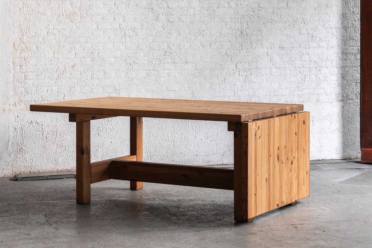 Large pine dining table, designed by Tage Poulsen and produced by Gramrode Mobelfabrik in Denmark in the 1970’s. This table has a foldable extension, adding 61 cm on one end. Very sturdy table made from solid pitch pine. One piece on the top shows