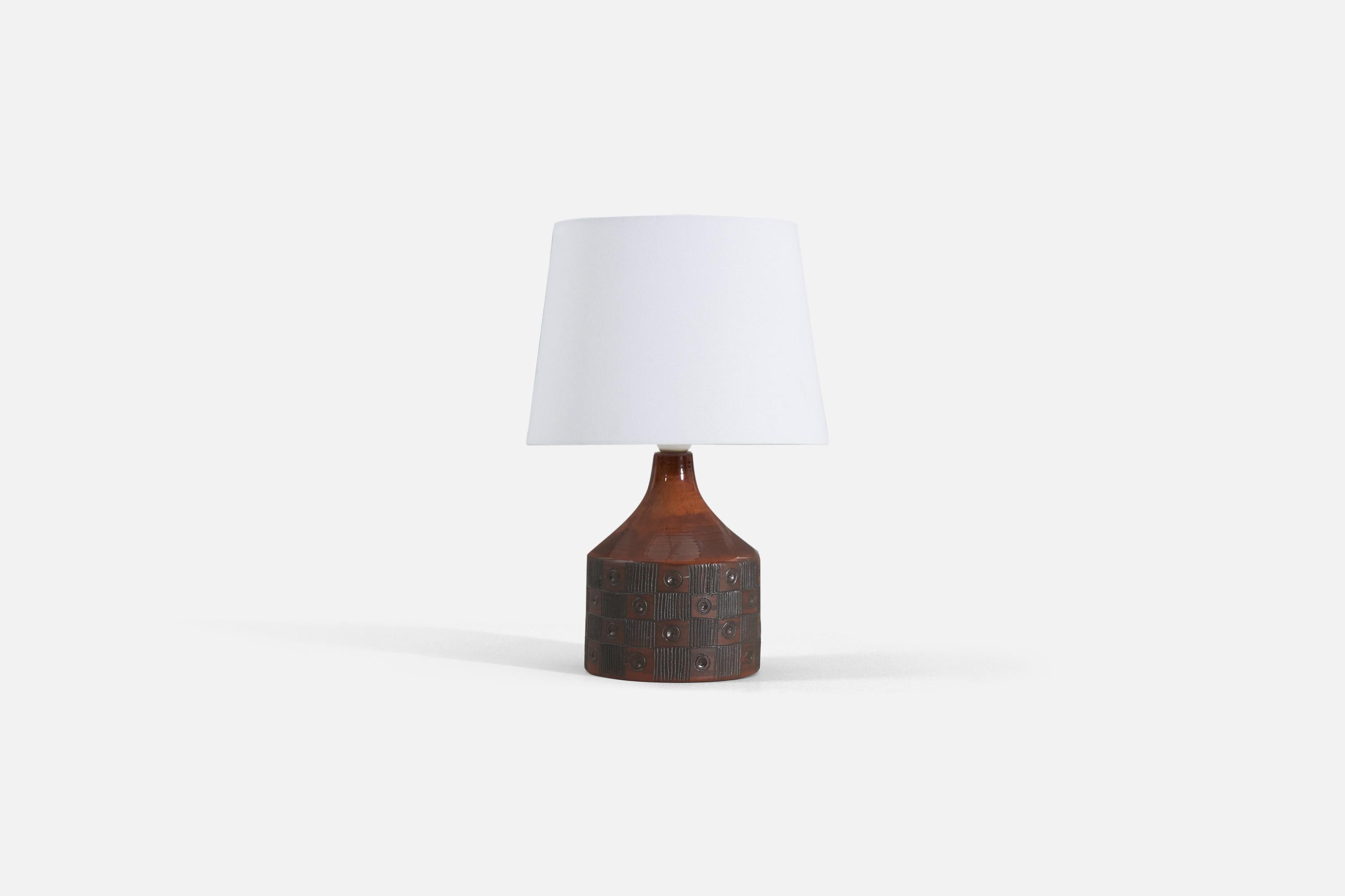 A brown glazed and incised stoneware table lamp designed and produced by Tage Sikker Hansen, Denmark, c. 1960s. 

Sold without lampshade. 

Measurements listed are of lamp. 
Shade : 8 x 10 x 7.5
Lamp with shade : 14.5 x 10 x 10.