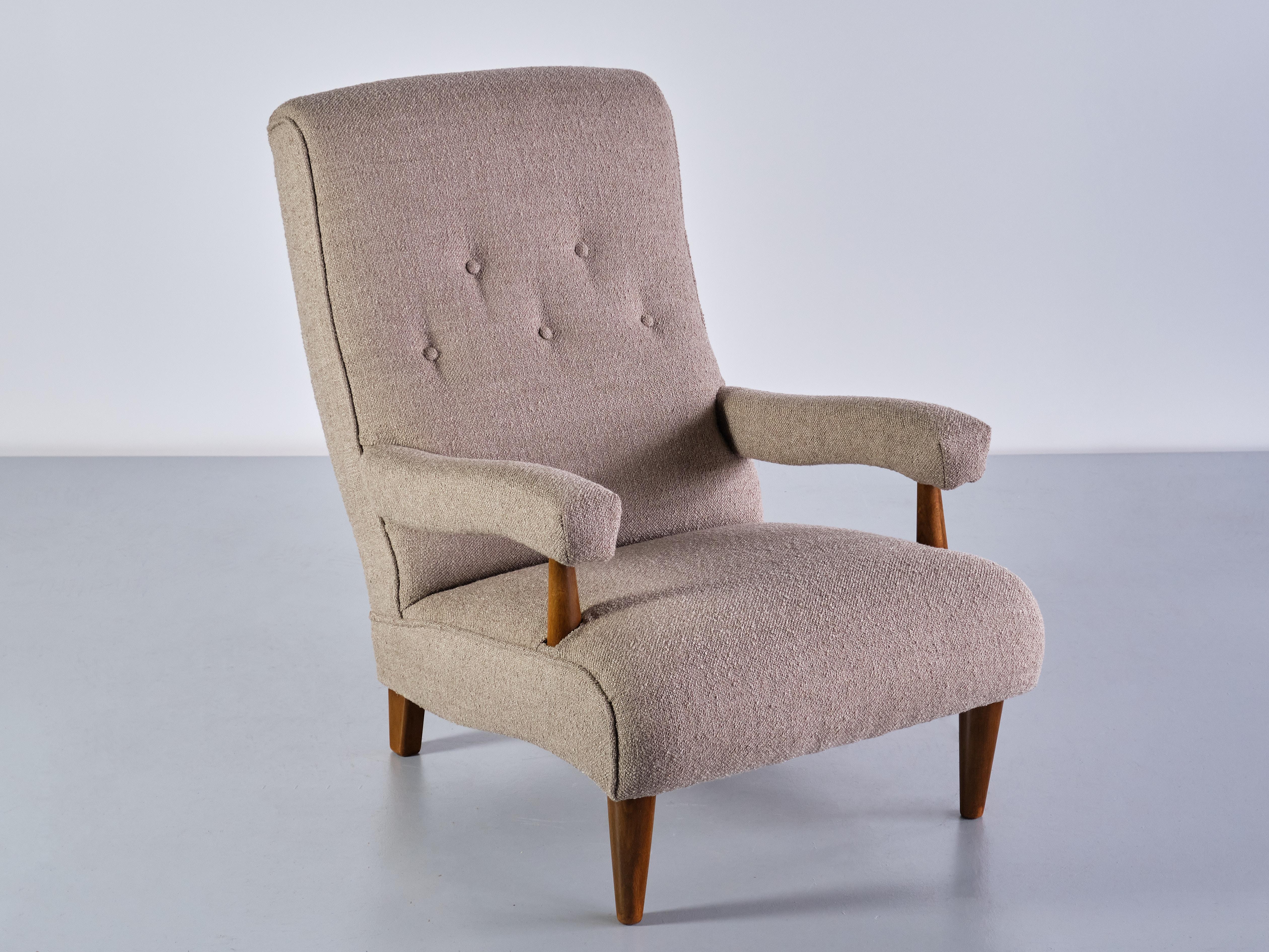 This rare armchair was designed by the Swedish designer Tage Westberg. This particular model was named 'Kapten Block' and it was produced by Westbergs Möbler in Sweden in the early 1960s.
The distinctive design is marked by the lines of the