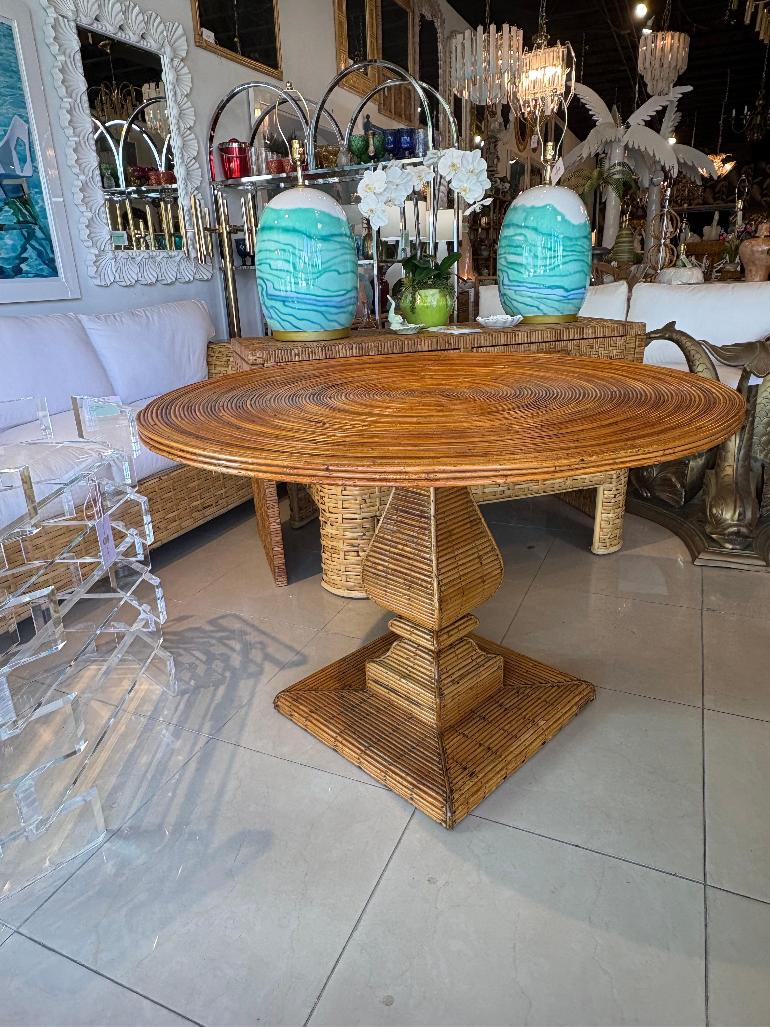 Vintage 1970s Vivai De Sud italiano, Made in Italy caña de lápiz, mesa de comedor de ratán con pedestal de bambú, mesa de juego o mesa de centro. Conserva la etiqueta metálica original del fabricante. En la foto. Esta rara mesa no presenta daños ni