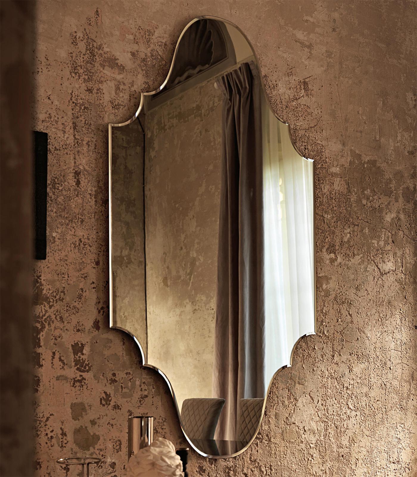 Mirror Taglia with all mirror in smocked
glass, 6mm thickness. With bevelled edges.