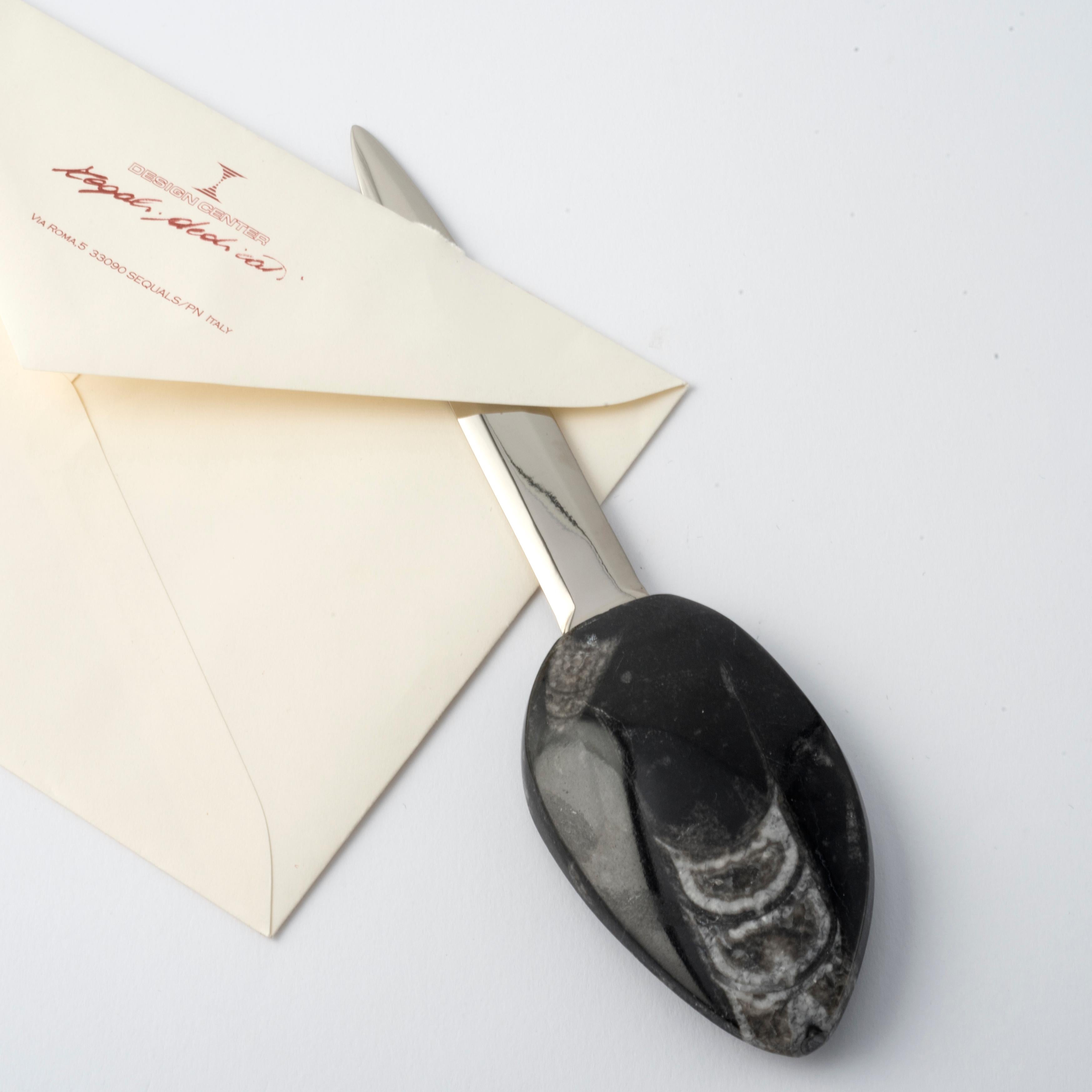 Handgefertigter Brieföffner mit Saharan Fossil - Orthoceras und poliertem Messing (Moderne) im Angebot