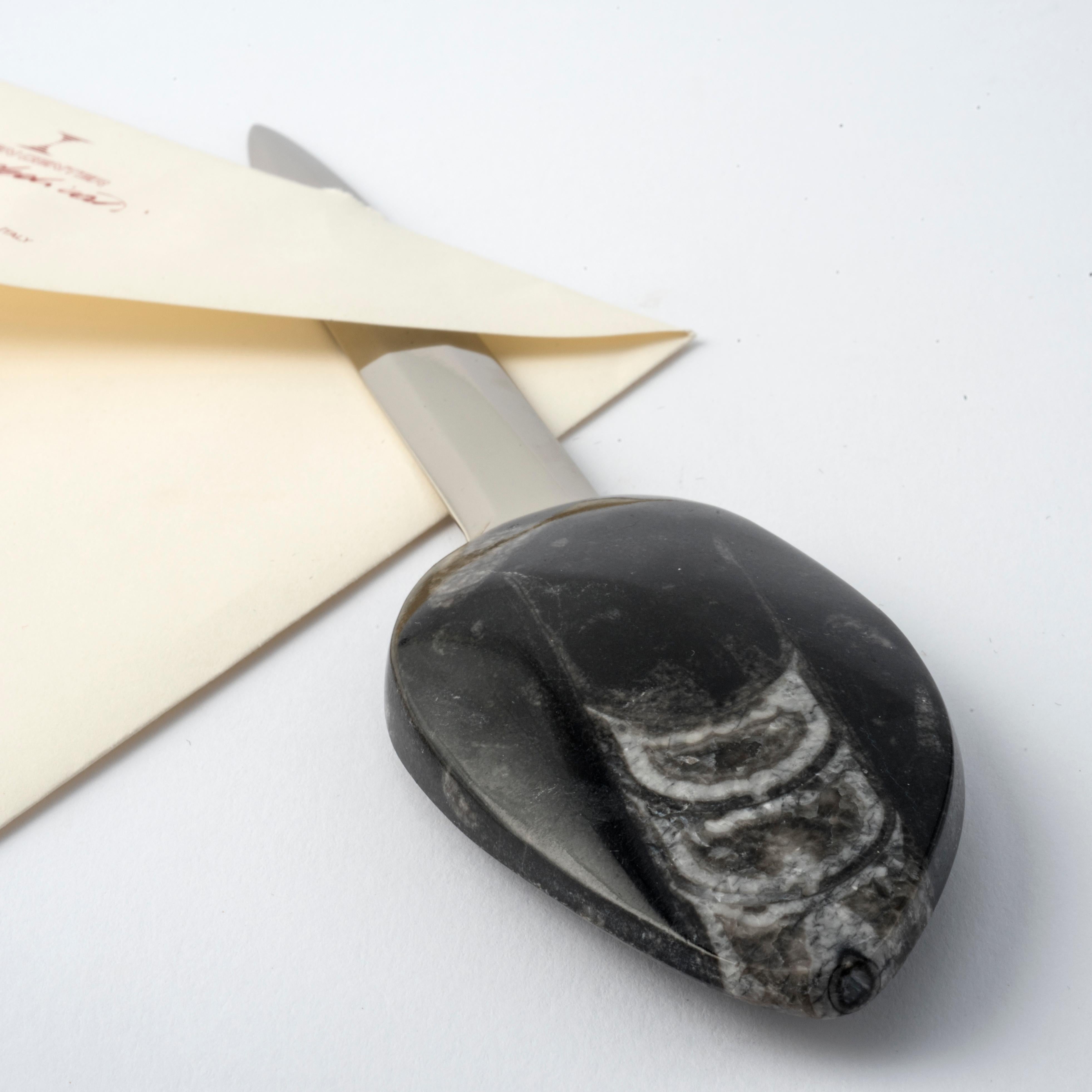 Handgefertigter Brieföffner mit Saharan Fossil - Orthoceras und poliertem Messing (Italian) im Angebot