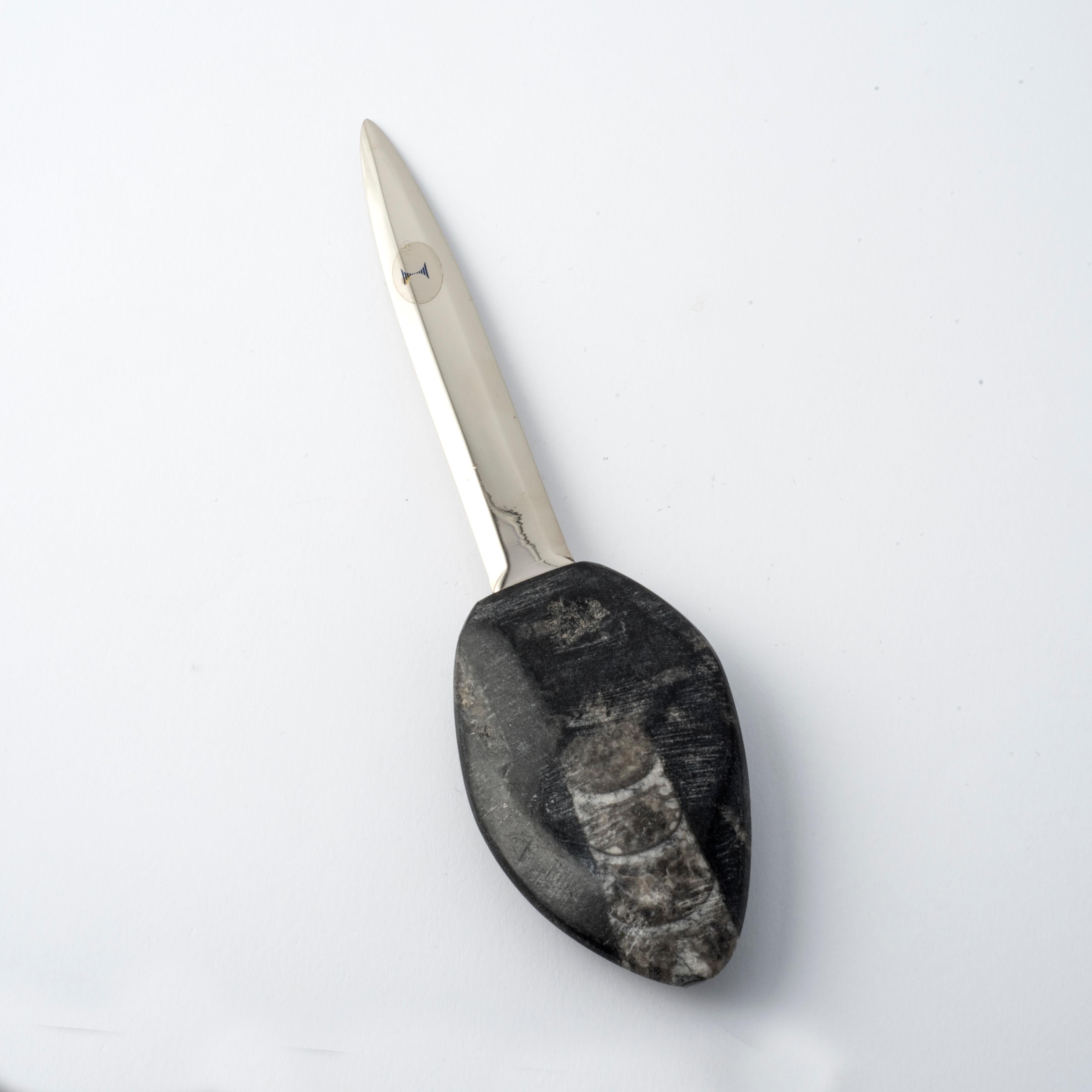 Handgefertigter Brieföffner mit Saharan Fossil - Orthoceras und poliertem Messing im Zustand „Neu“ im Angebot in Spilimbergo, IT