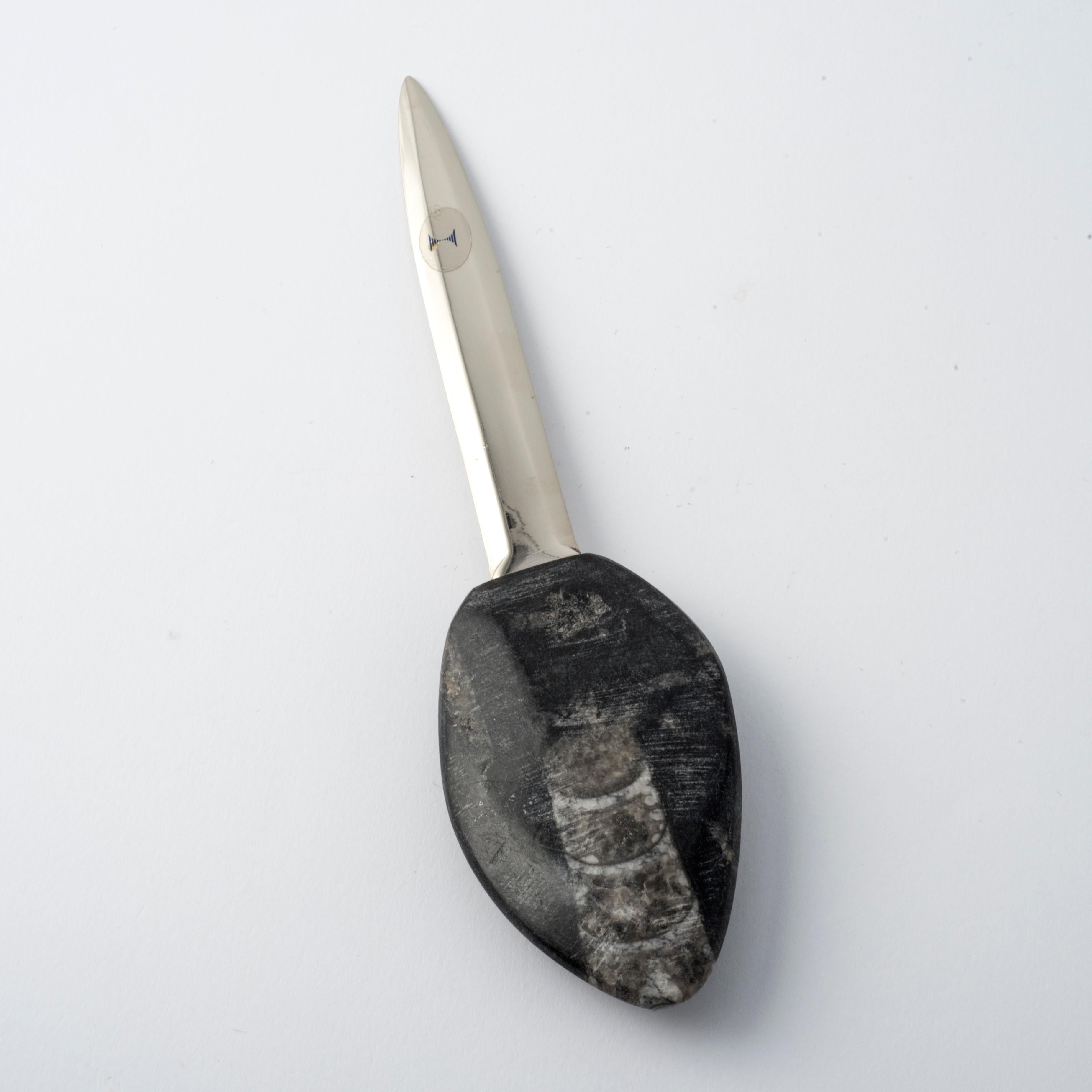 Handgefertigter Brieföffner mit Saharan Fossil - Orthoceras und poliertem Messing (Zeitgenössisch) im Angebot