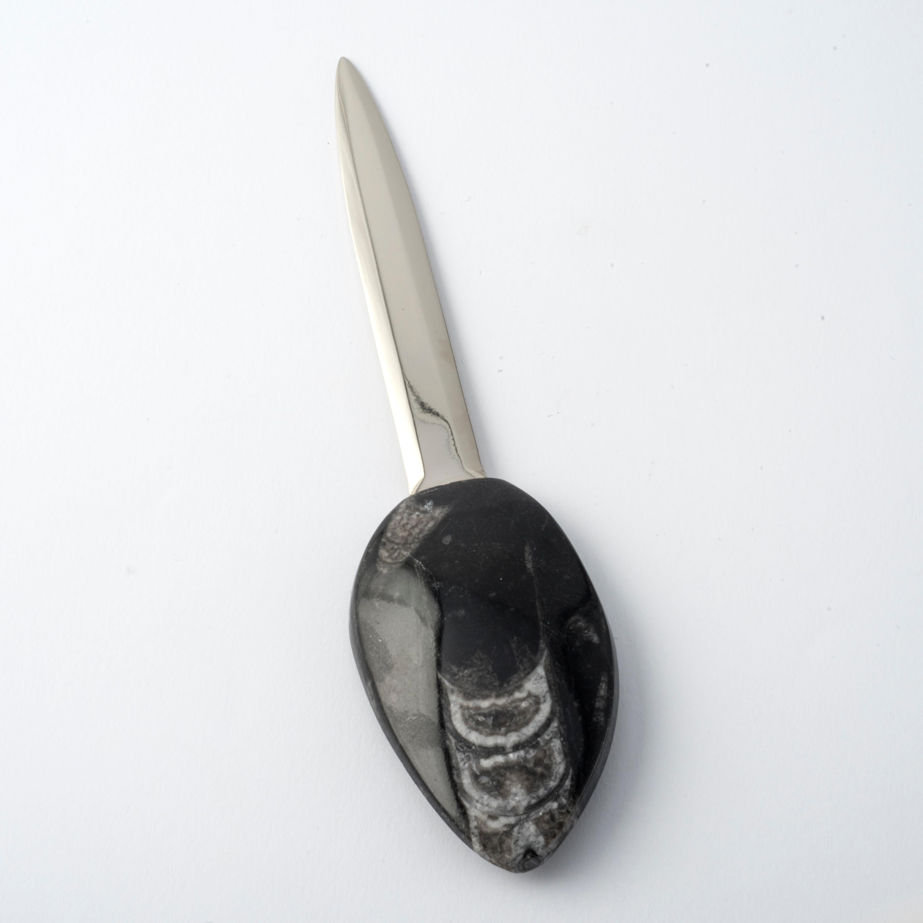 Handgefertigter Brieföffner mit Saharan Fossil - Orthoceras und poliertem Messing im Angebot 1