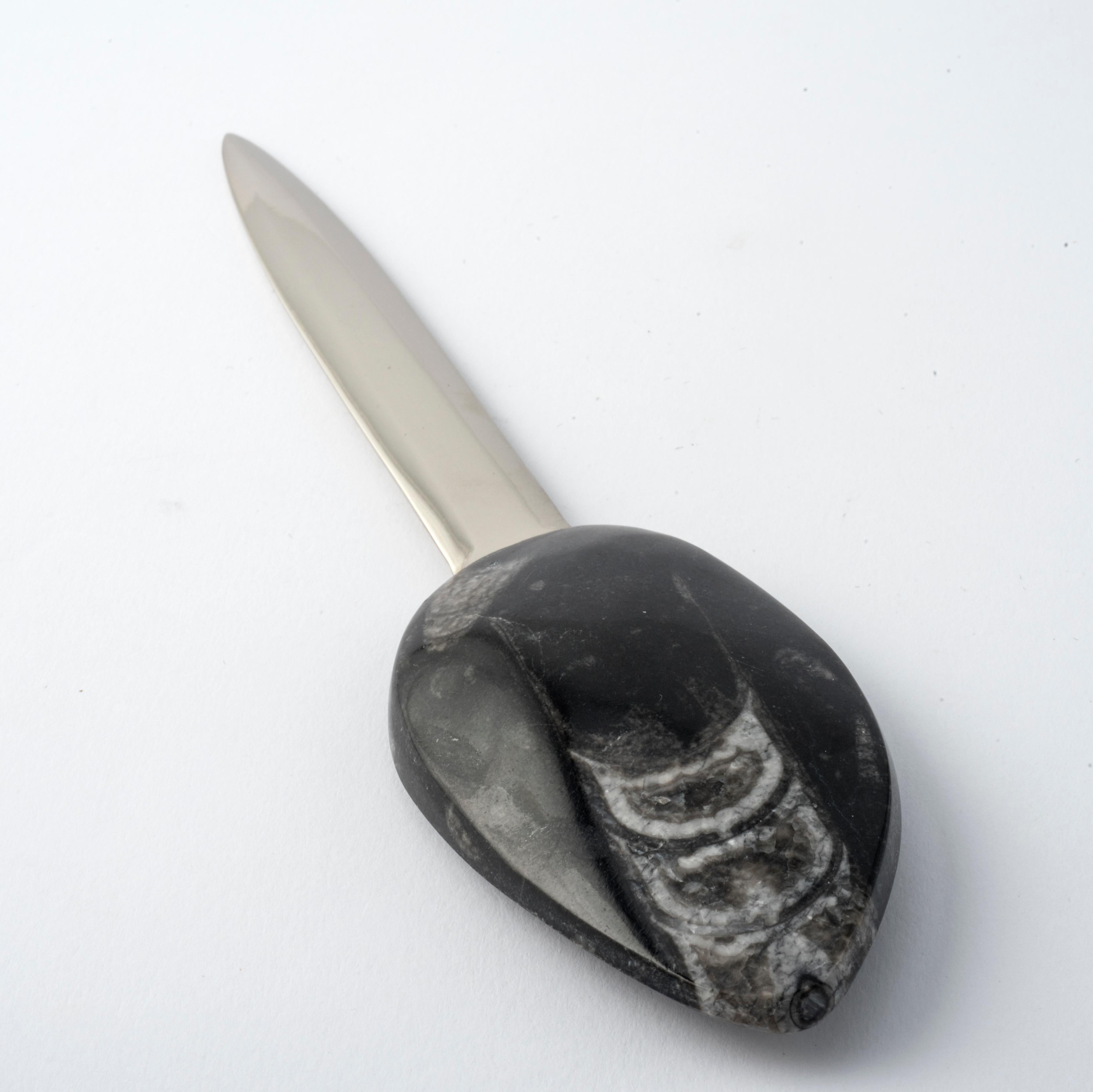 Handgefertigter Brieföffner mit Saharan Fossil - Orthoceras und poliertem Messing im Angebot 2
